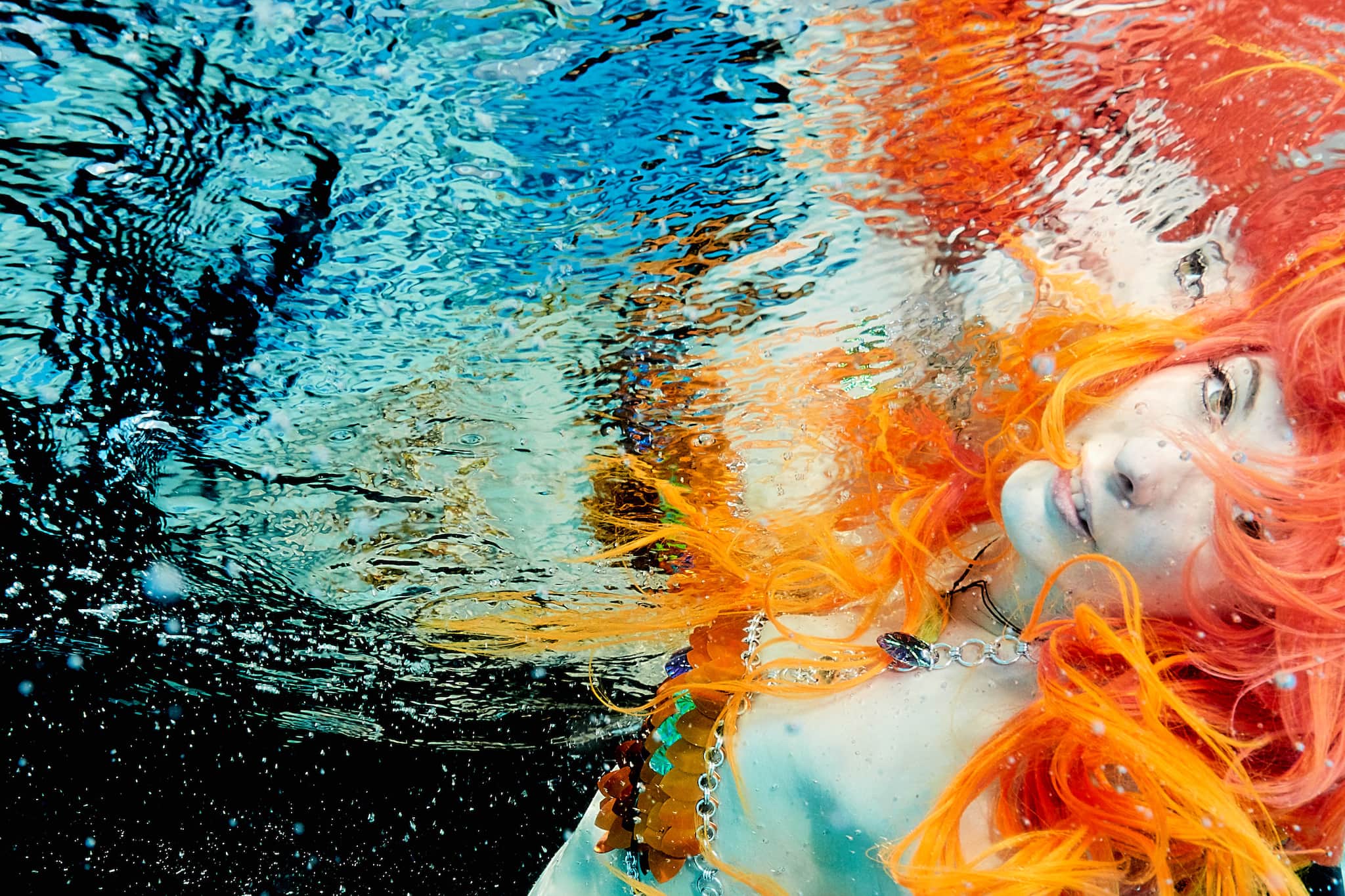 Kristian Dill Photographe Aquatique Maillot Bulles Reflet Piscine Eau Orange Rouge Bleu
