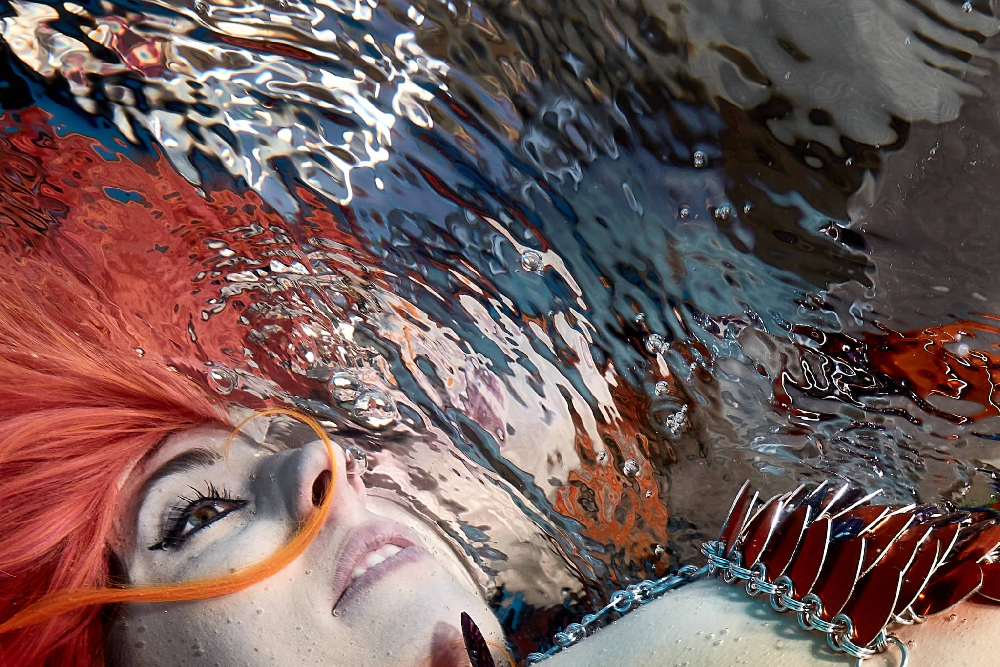 Kristian Dill Photographe Aquatique Maillot Bulles Reflet Piscine Eau Rouge Bleu