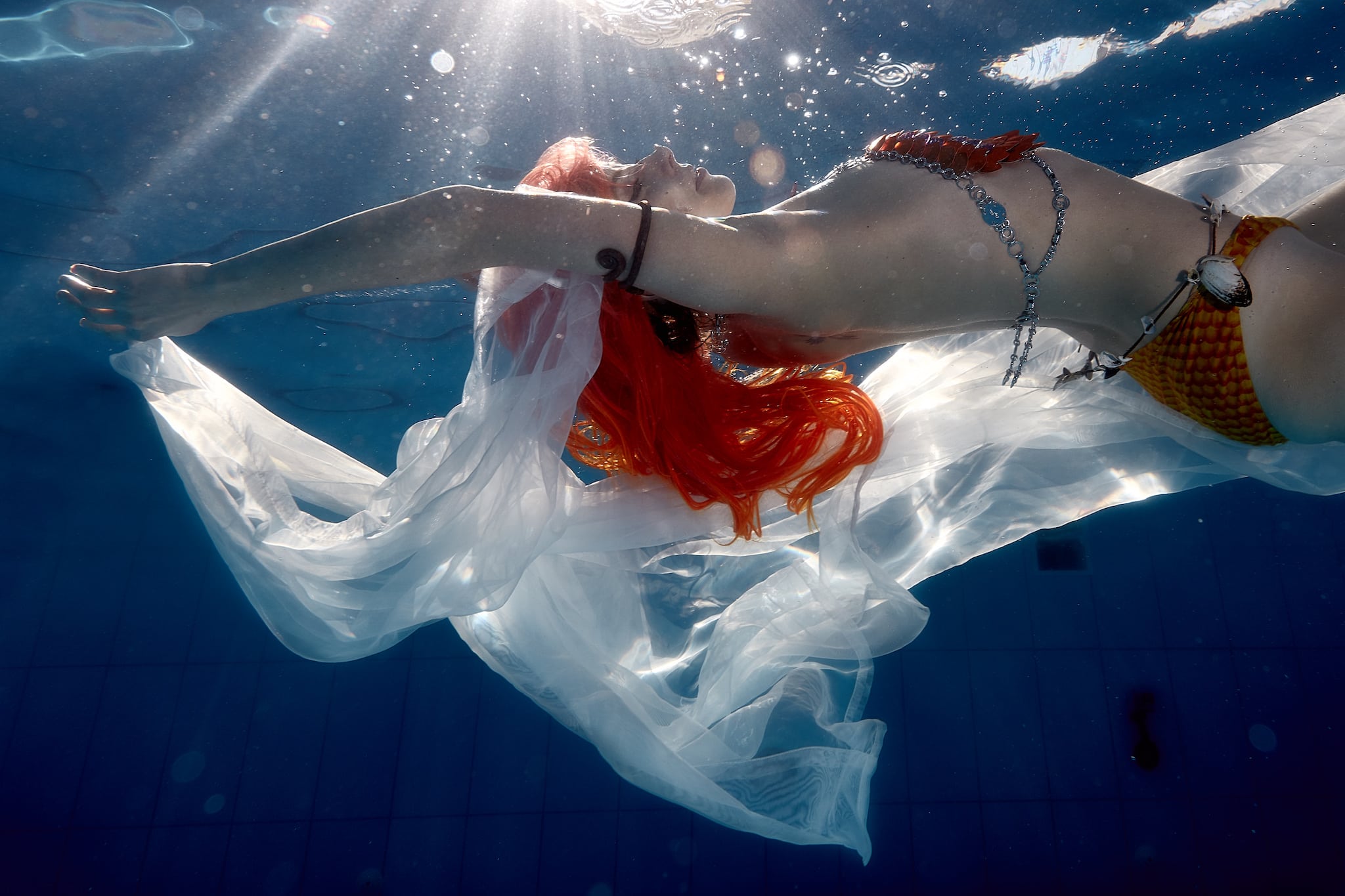 Kristian Dill Photographe Aquatique Maillot Voile Bulles Reflet Piscine Eau Orange Bleu