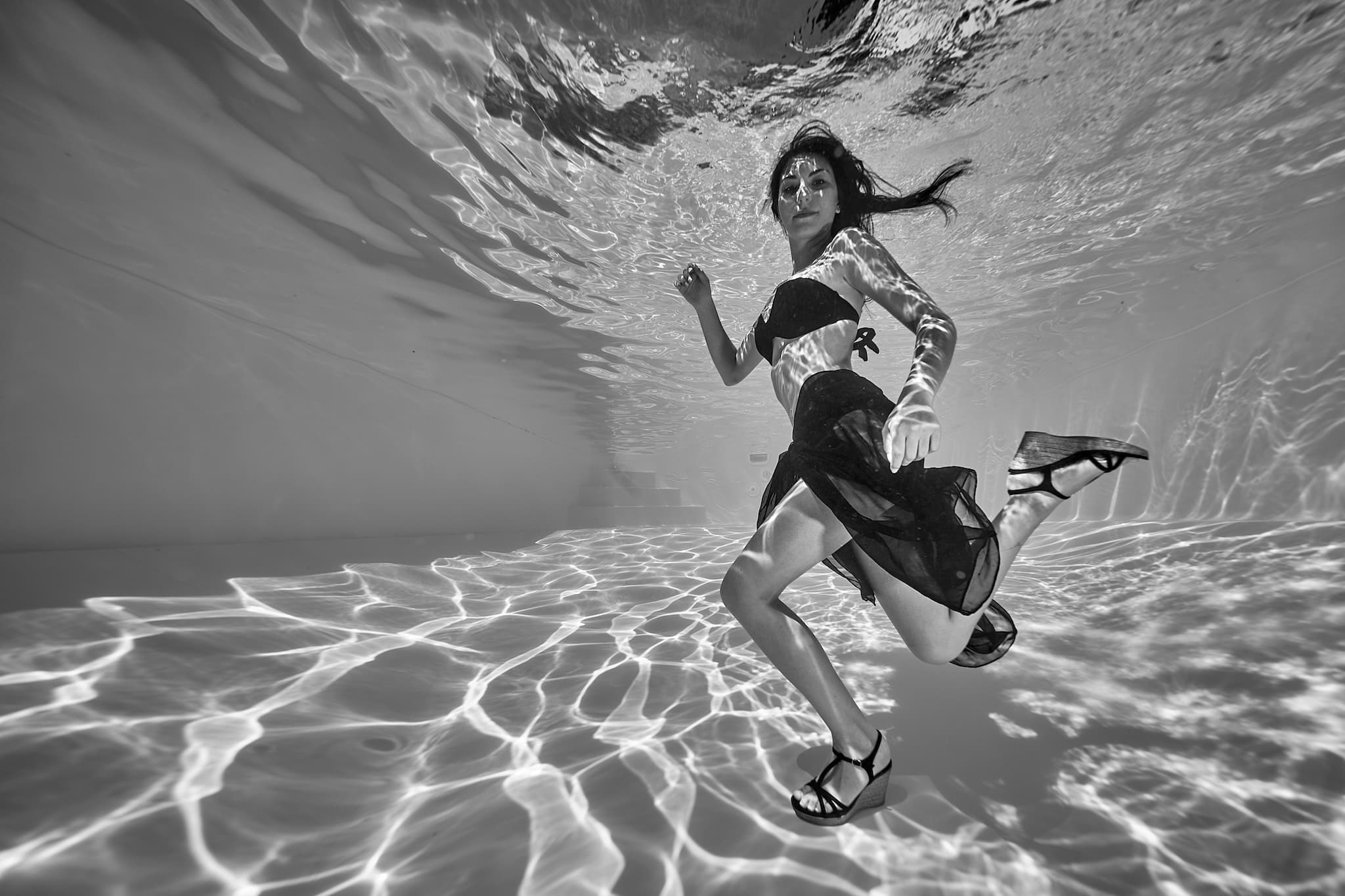 Kristian Dill Photographe Aquatique Mode Maillot Bain Piscine Eau Voile Chaussures Talons