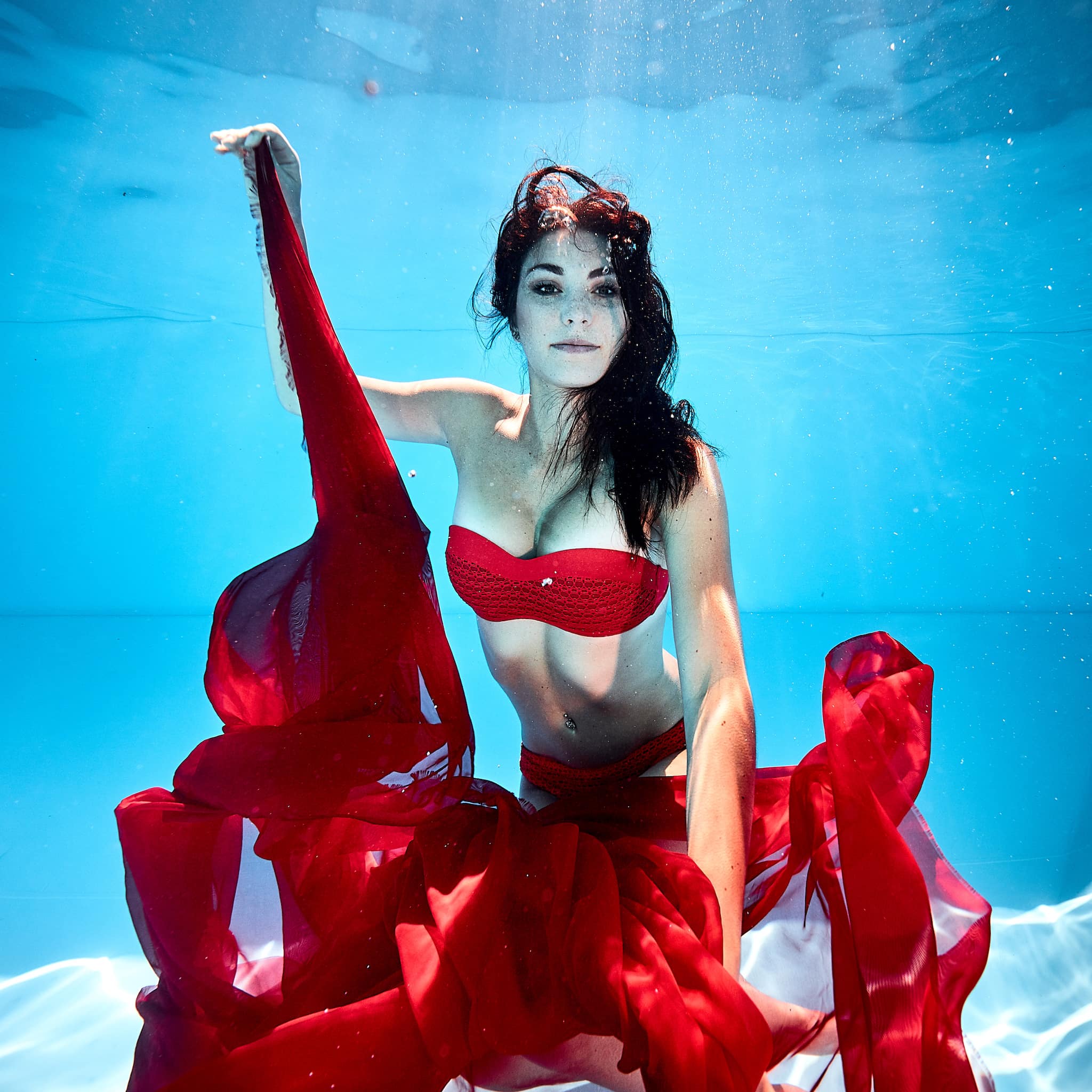 Kristian Dill Photographe Aquatique Mode Maillot Bain Piscine Eau Voile Rouge Bleu