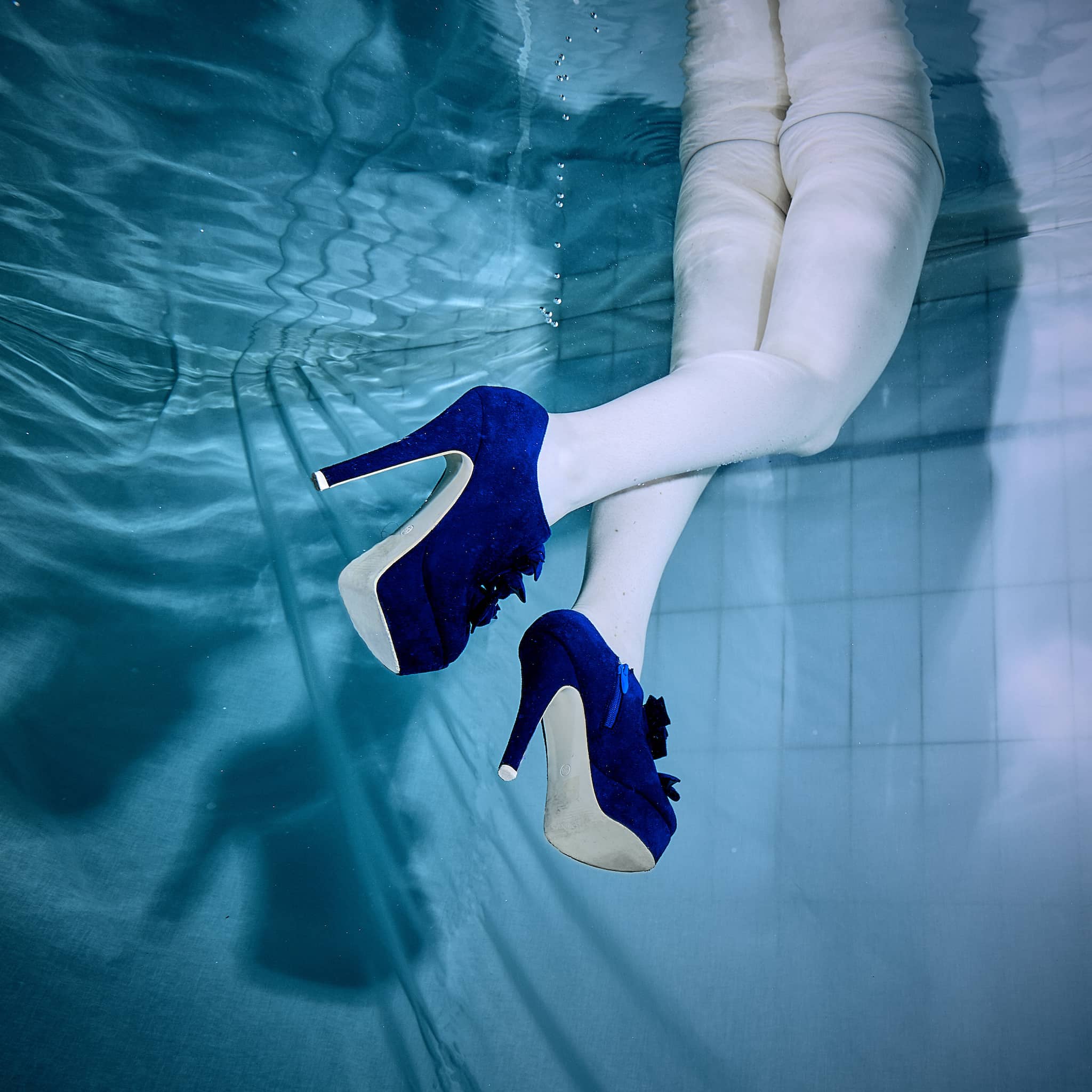 Kristian Dill Photographe Aquatique Nu Chaussures—Talons Bleu Fesse Piscine Eau