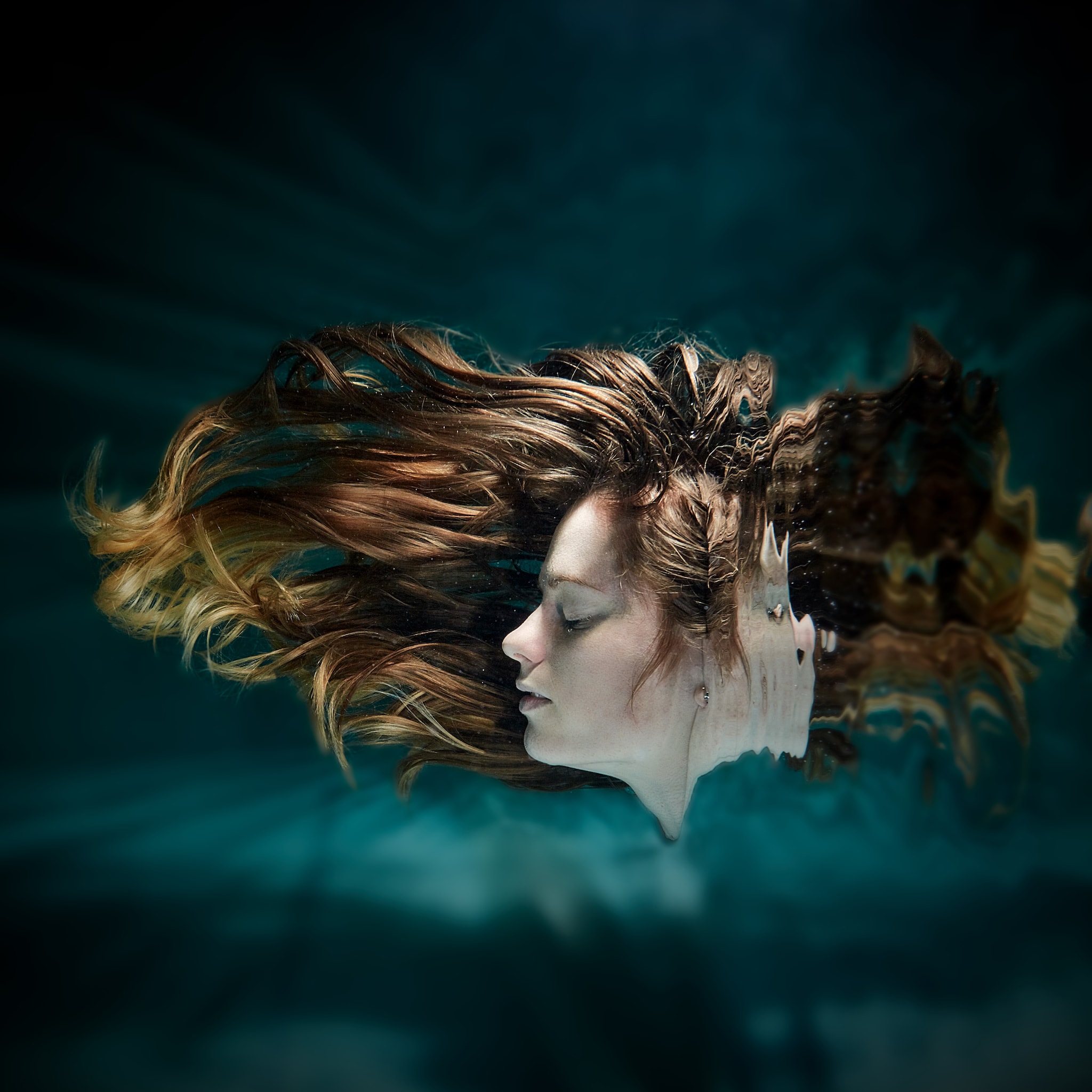 Kristian Dill Photographe Aquatique Portrait Cheveux Piscine Eau Bleu Vert
