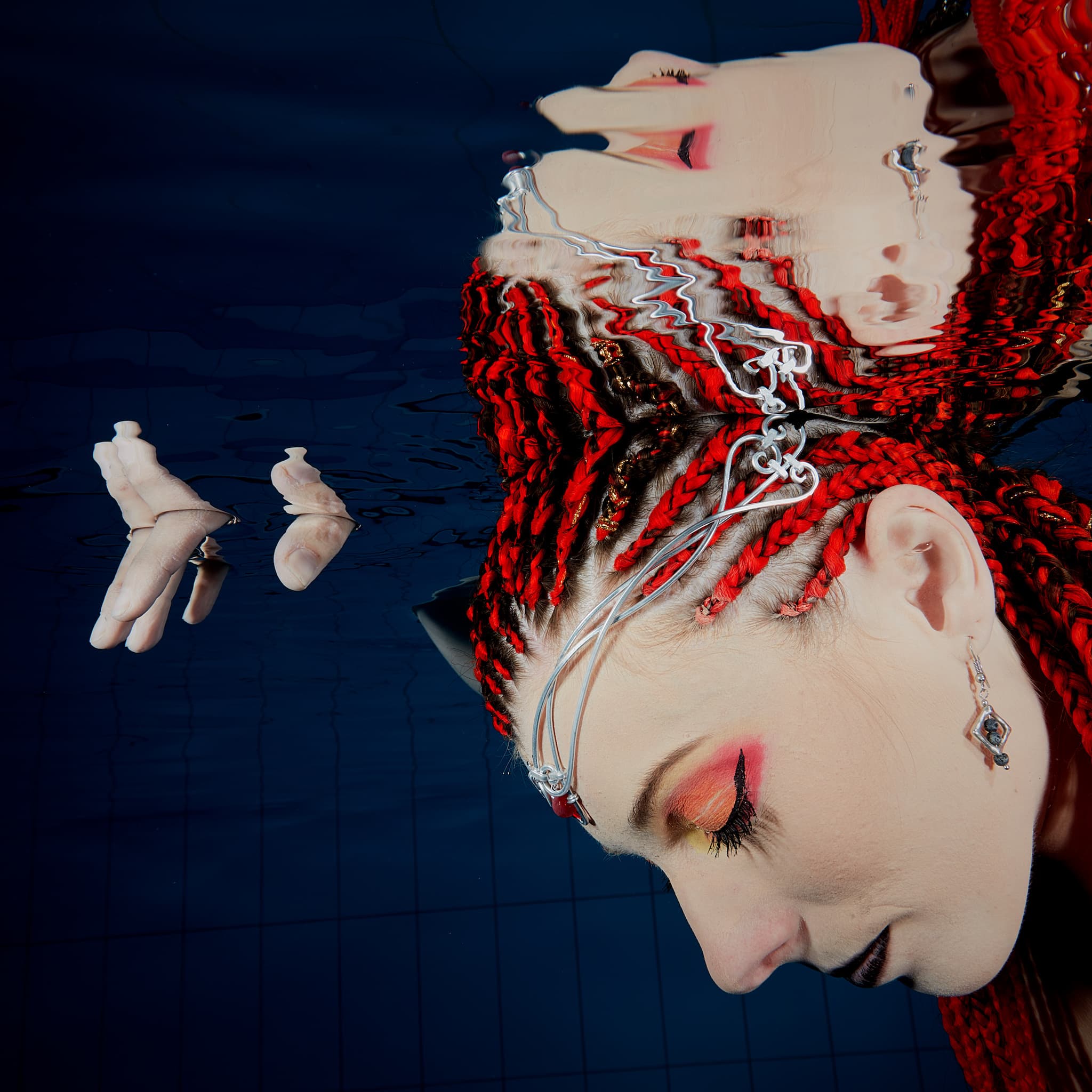 Kristian Dill Photographe Aquatique Portrait Cheveux Rouge Tresse Piscine Eau Bleu