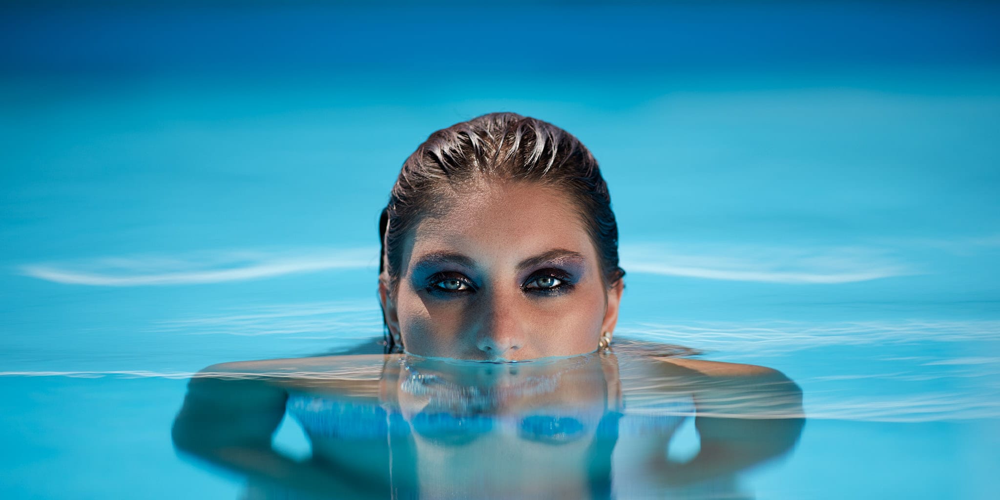 Kristian Dill Photographe Aquatique Portrait Reflet Piscine Eau Yeux Bleu