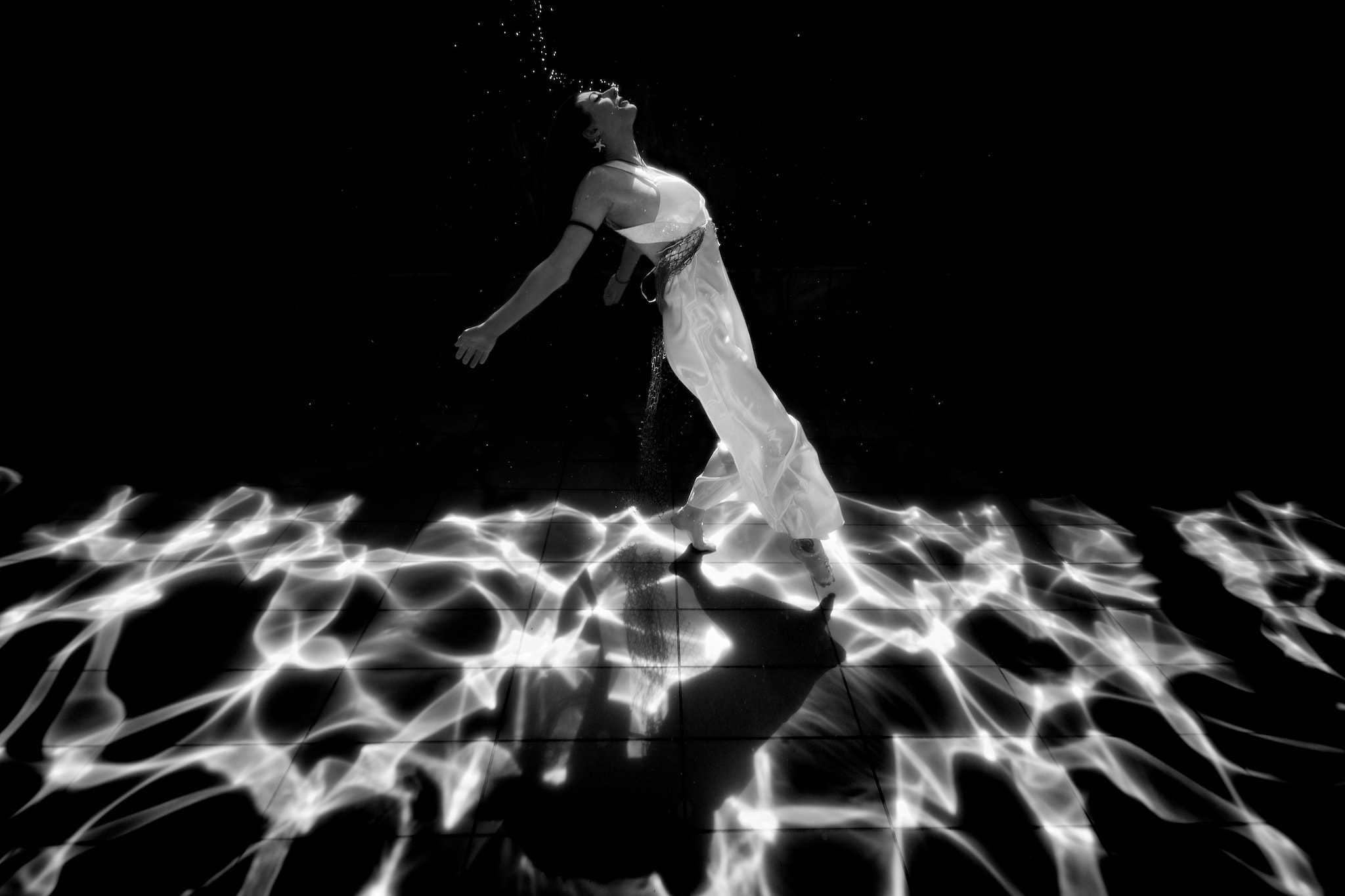Kristian Dill Photographe Aquatique Robe Bulles Reflet Piscine Eau