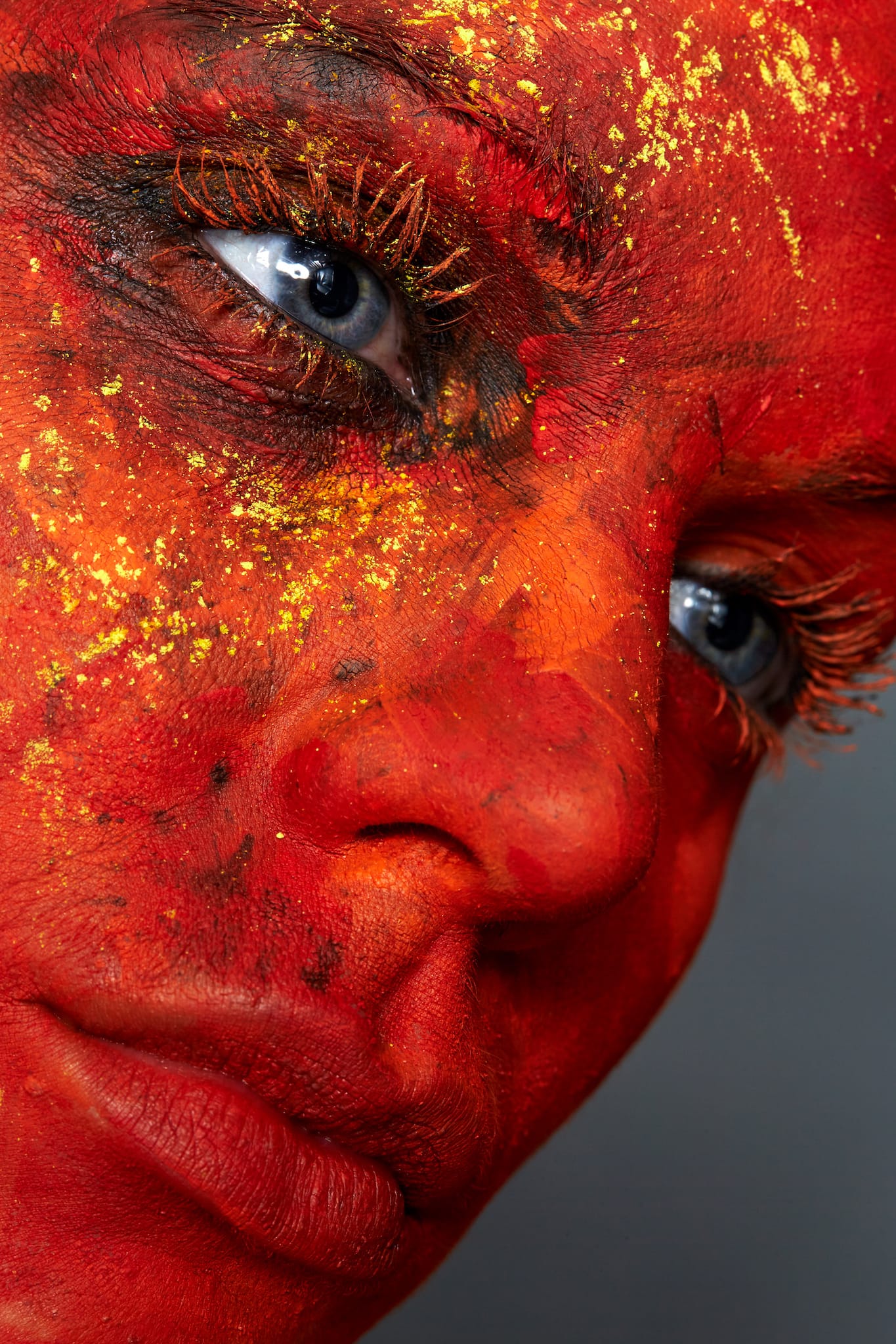 Kristian Dill Photographe Beauty FacePainting MakeUp Portrait Rouge Jaune Yeux Bleu