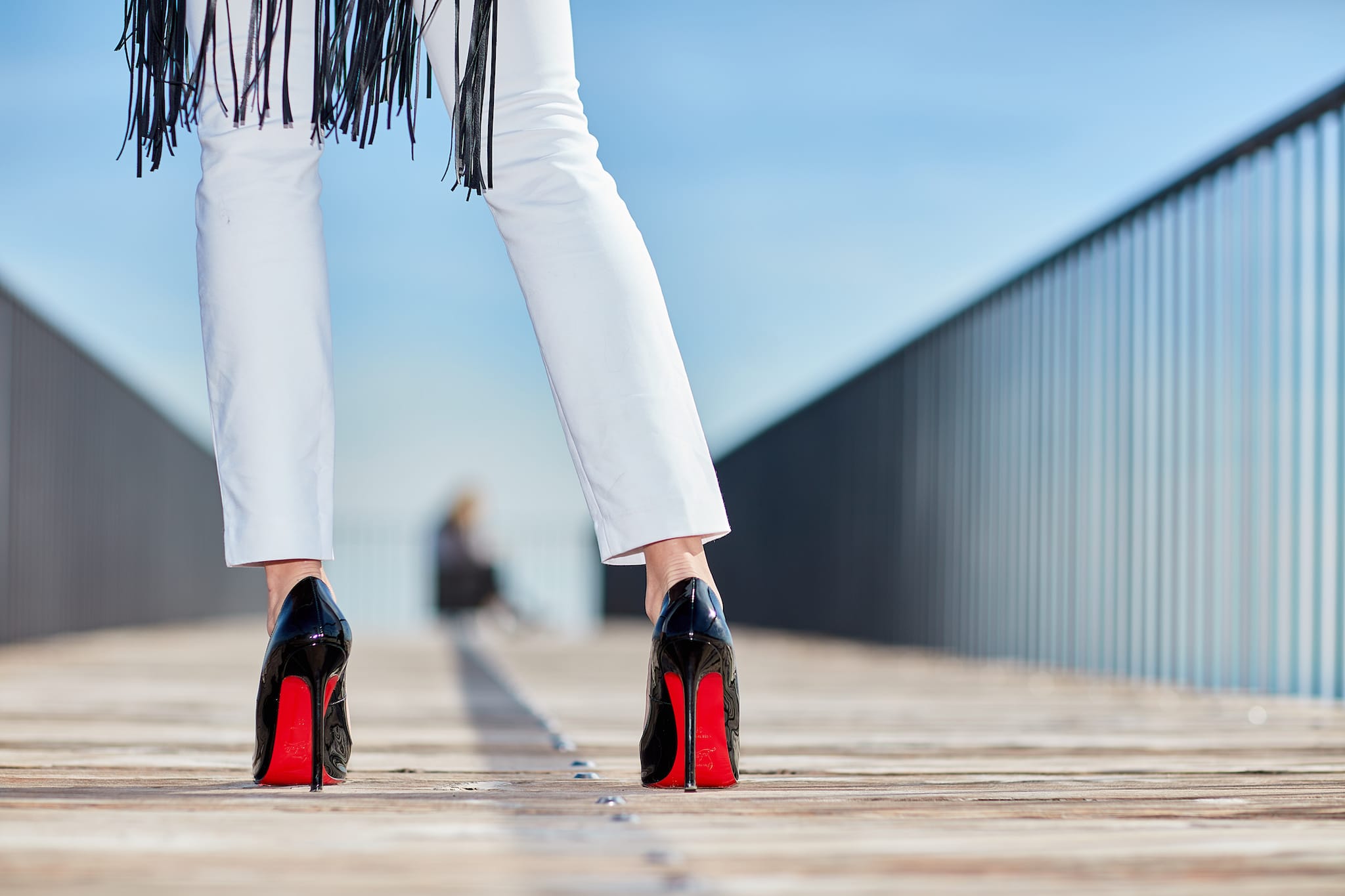 Kristian Dill Photographe Mode Produit Chaussures Talons Louboutin Rouge Noir Passerelle Utopie Neuchatel Pantalon Blanc