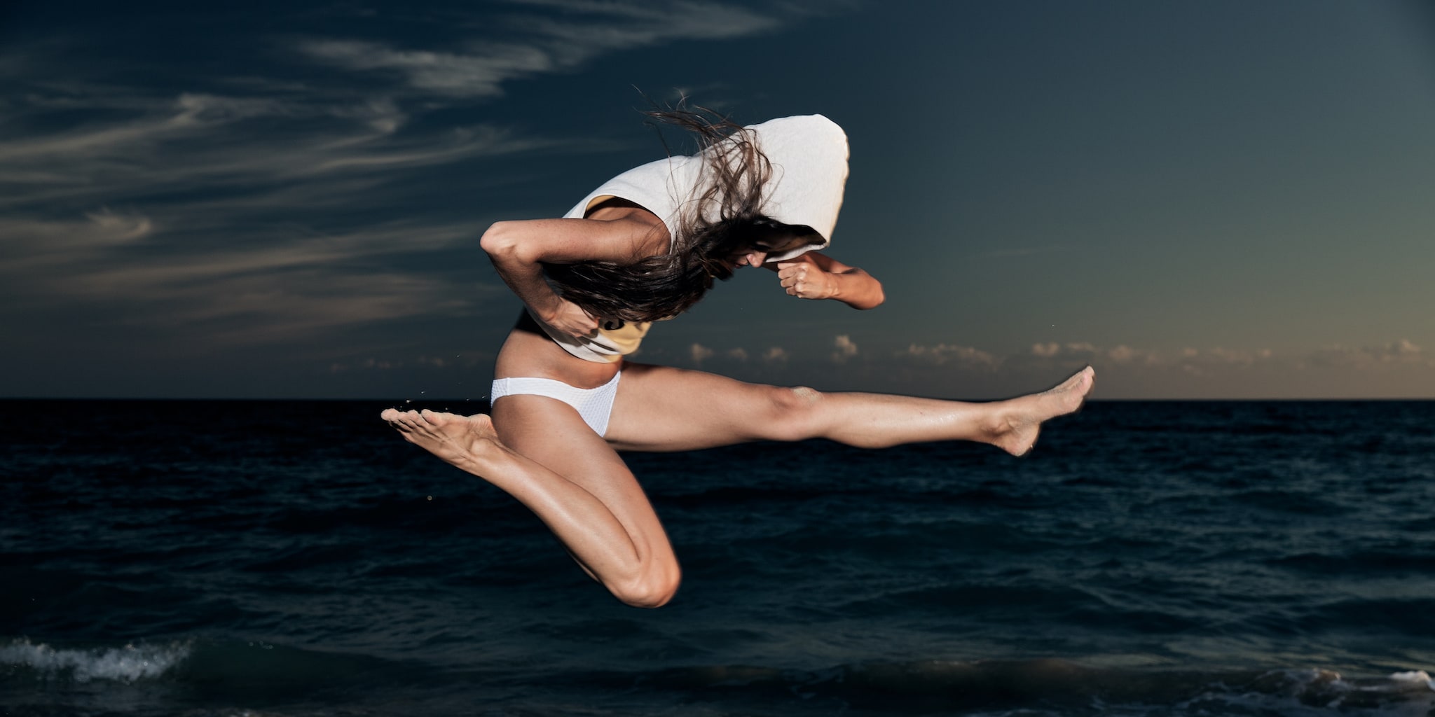 Kristian Dill Photographe Sport Saut Fitness Plage Dynamique Ciel Nuage Mer