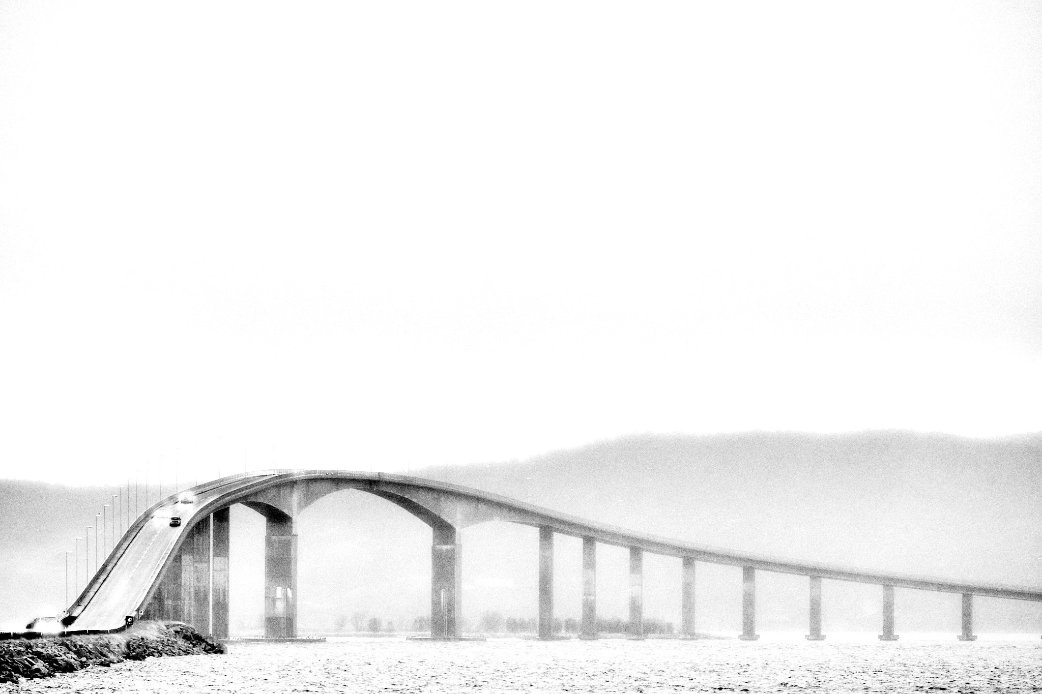 Kristian Dill Photographe Architecture Norvege Vesteralen Pont Route Fjord Eau Voiture