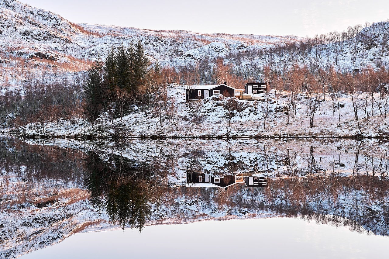Kristian Dill Photographe Paysage Norvege Vesteralen Lac Eau Maison Sapin Neige Reflet