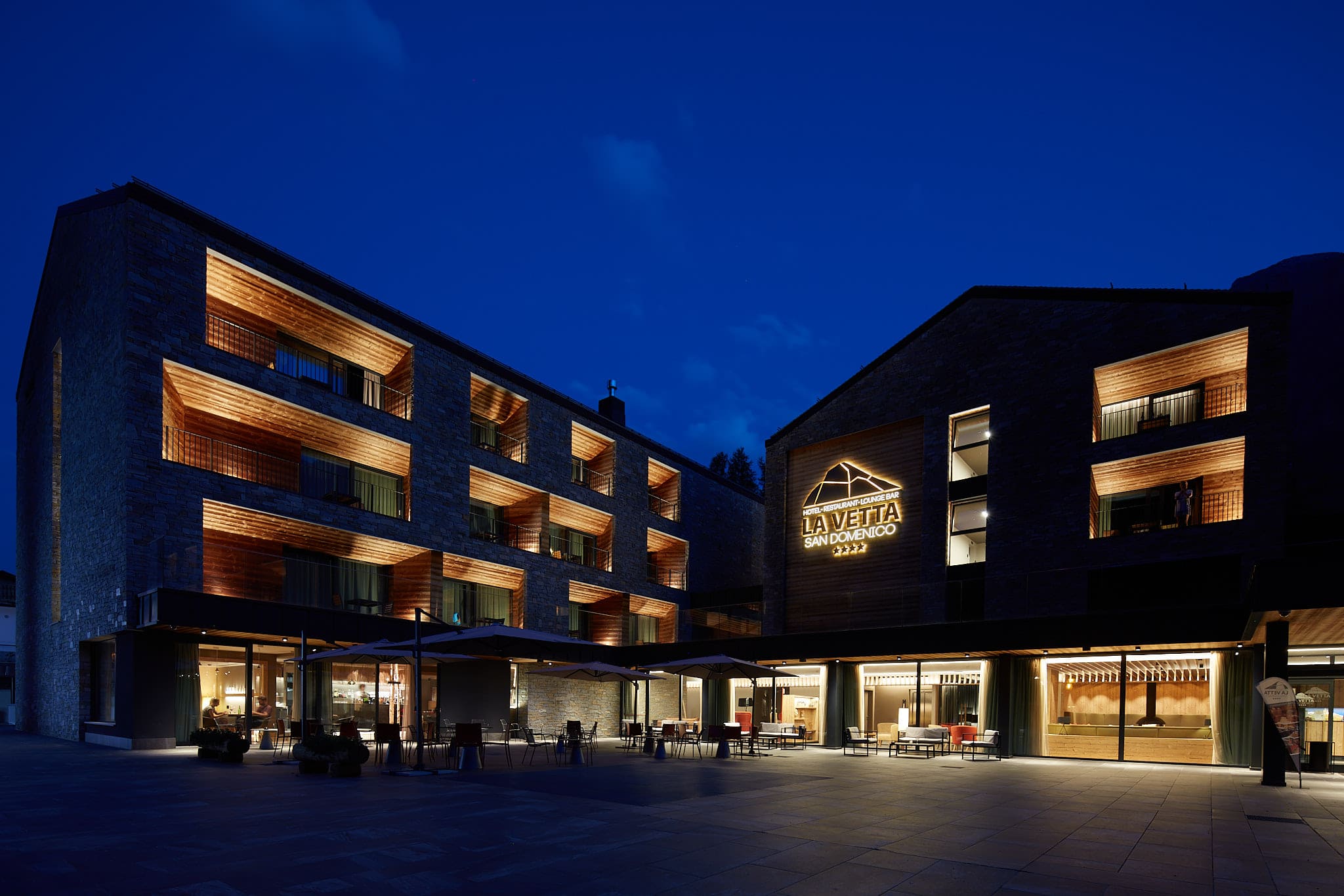 Kristian Dill Photographe Architecture Hotel LaVetta Italie Obscurite Nuit Balcons