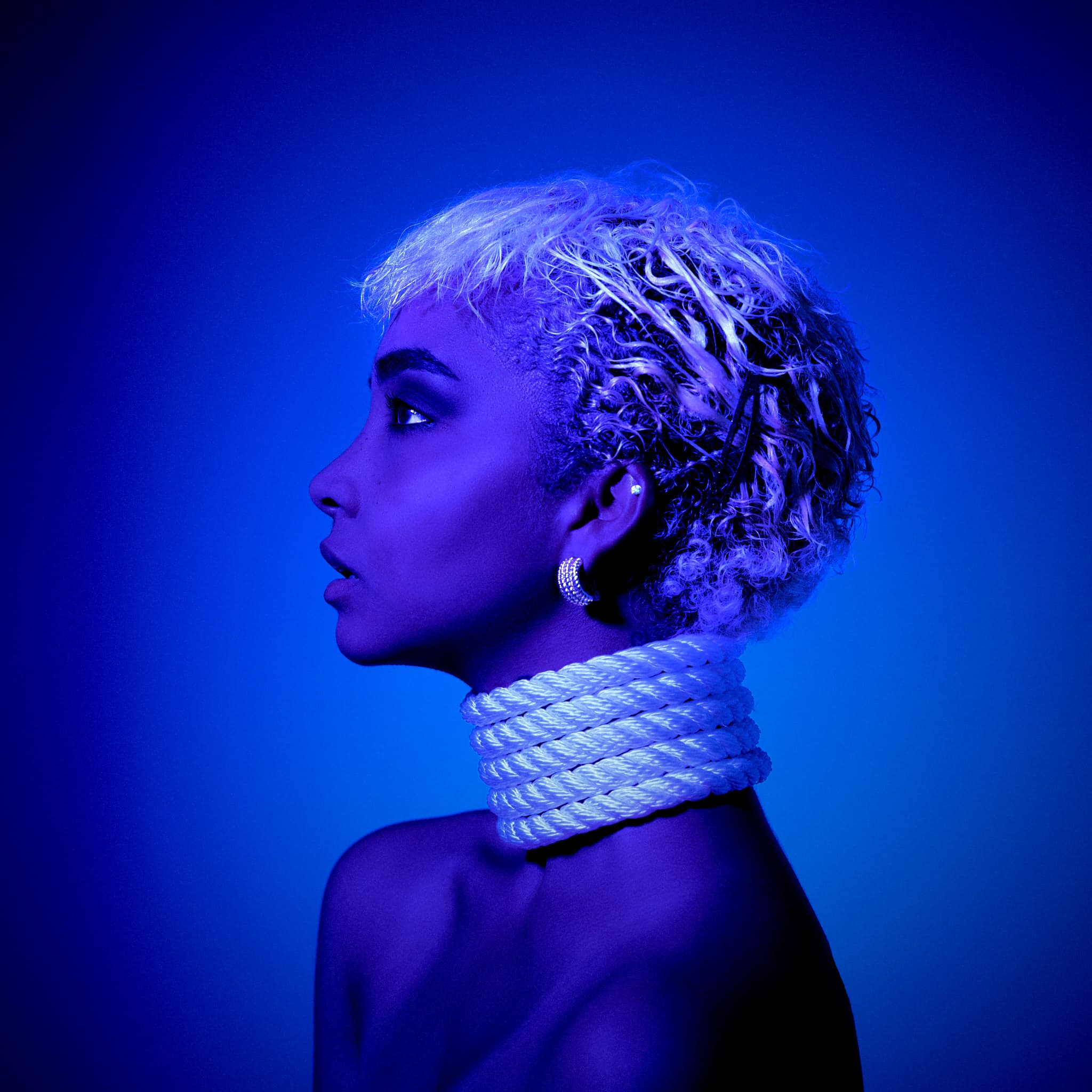 Kristian Dill Photographe Beauty Portrait Corde Cou Boucle Oreille Bleu