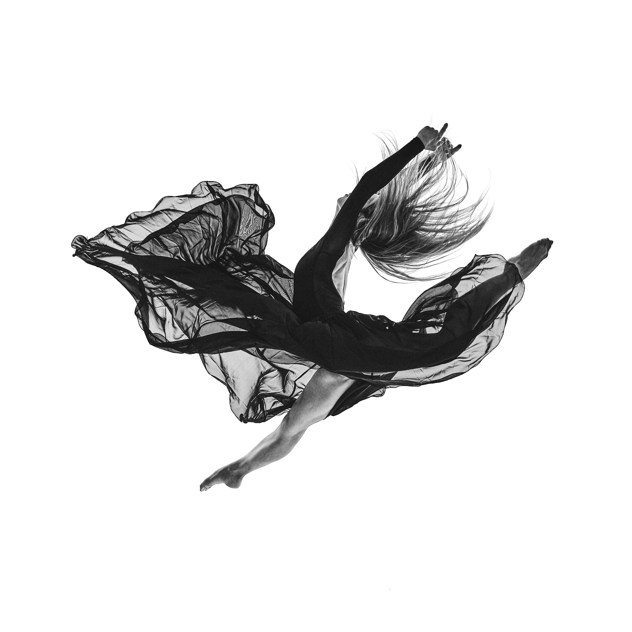 Kristian Dill Photographe Body Danse Saut Grand Ecart Robe Voile Noir