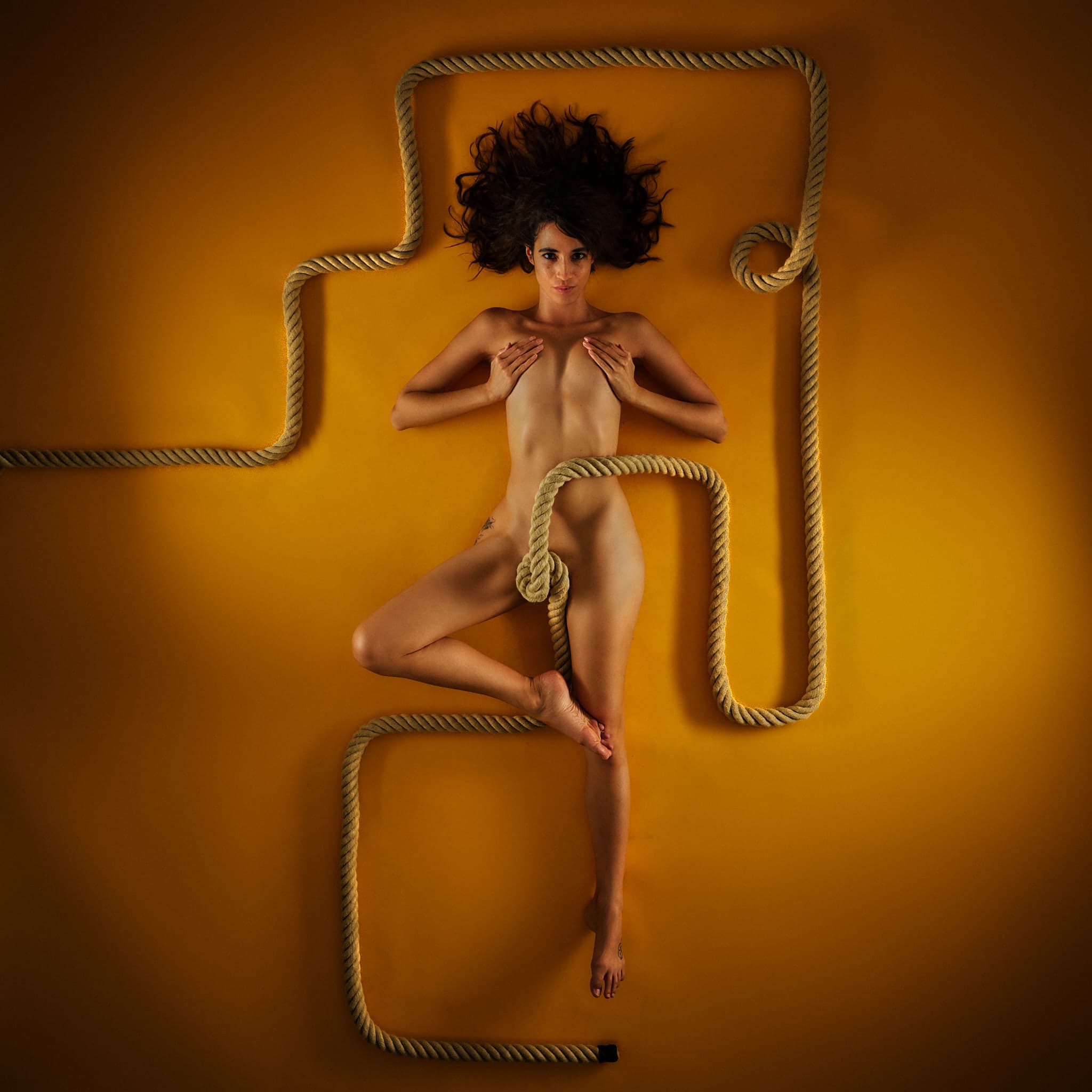 Kristian Dill Photographe Body Nu Dessus Corde Conceptuel Jaune