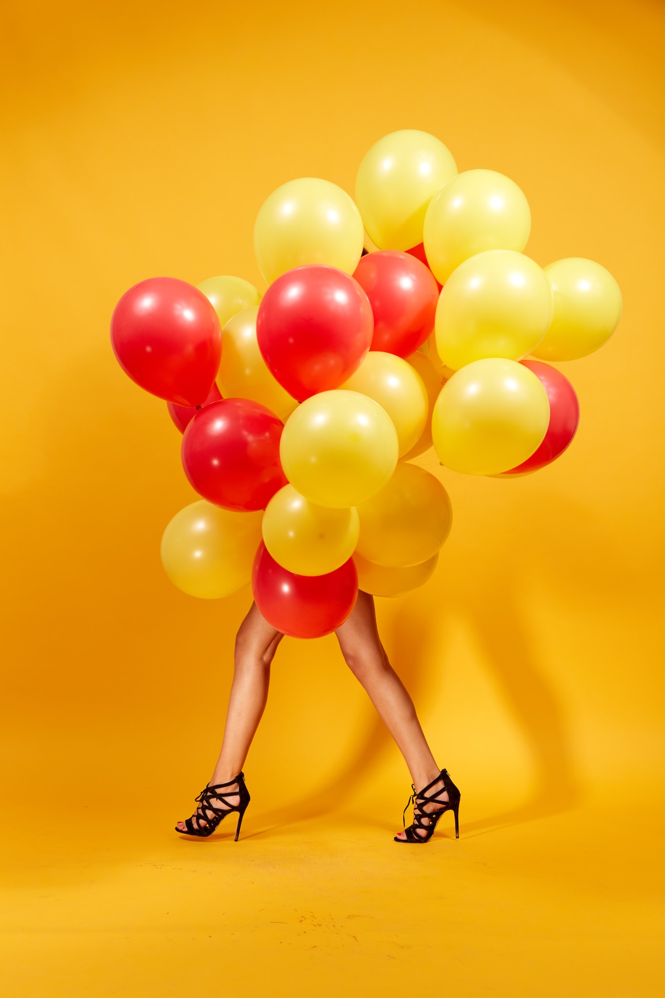 Kristian Dill Photographe Fashion Haut Talons Chaussures Jambes Ballons Jaune Rouge
