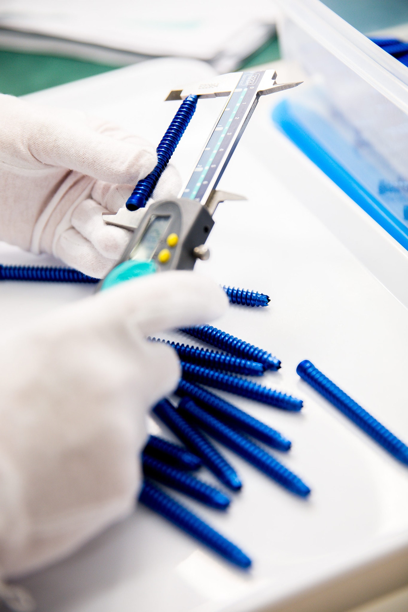 Kristian Dill Photographe Industriel Machine Mesure Metrologie Controle Calibre Vis Medical Implant