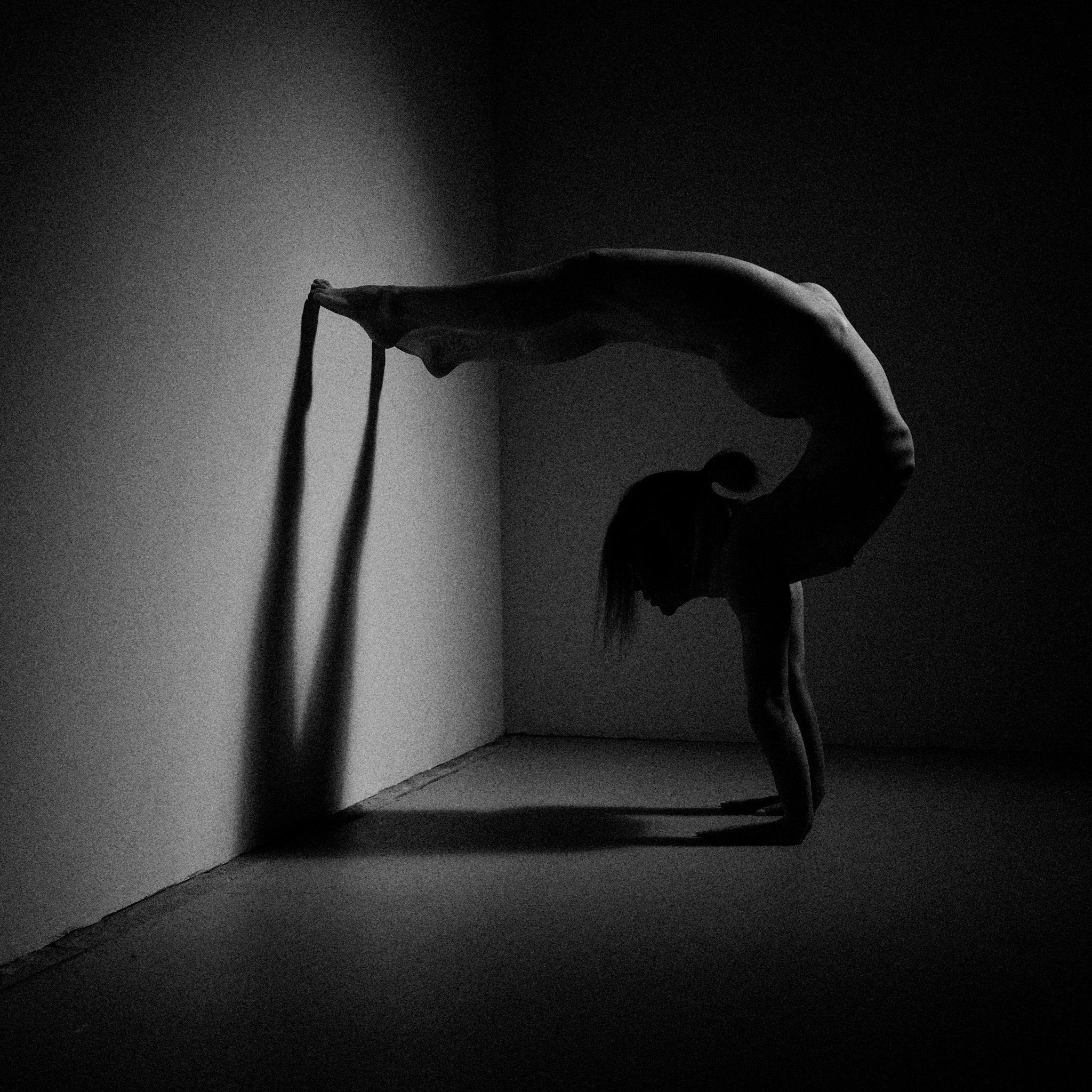 Kristian Dill Photographe Nu Acrobate Souplesse Studio LowKey Clair Obscur