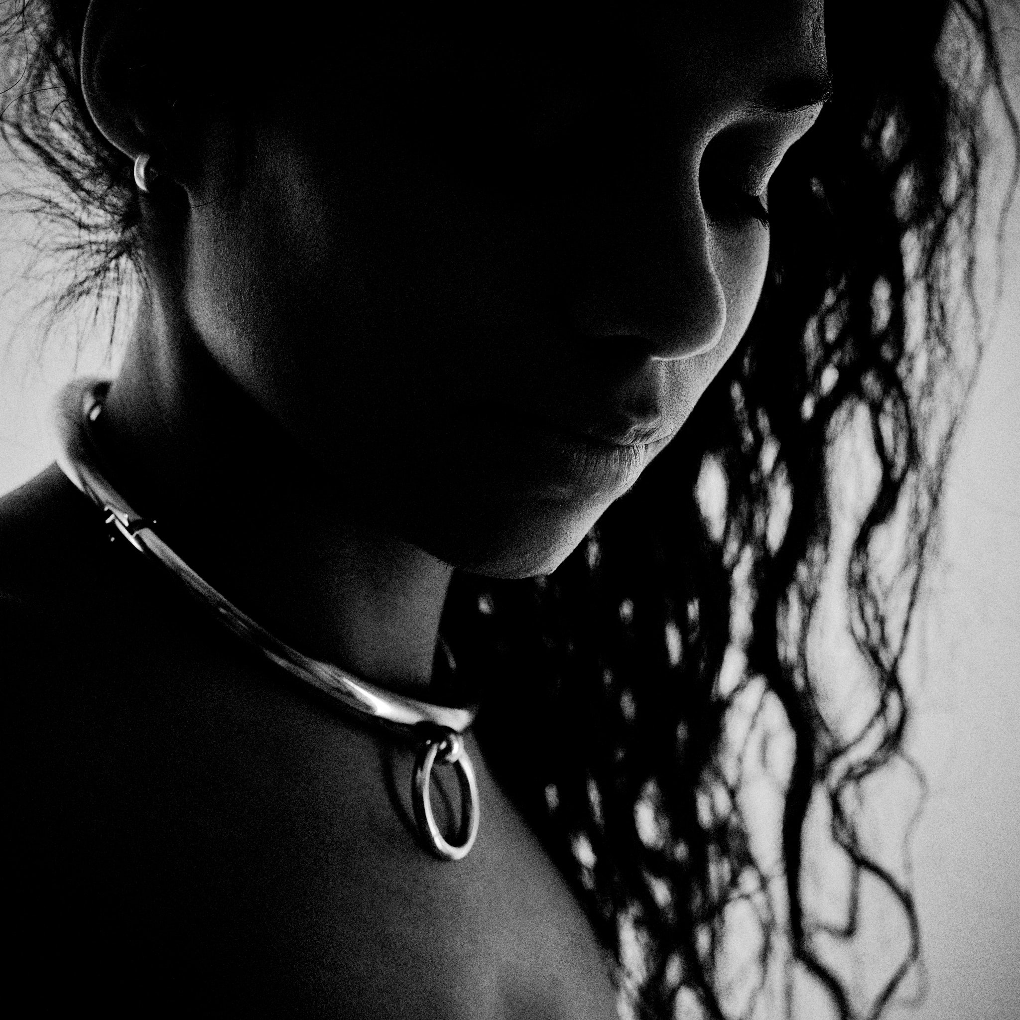 Kristian Dill Photographe Portrait Collier Anneau LowKey Clair Obscur