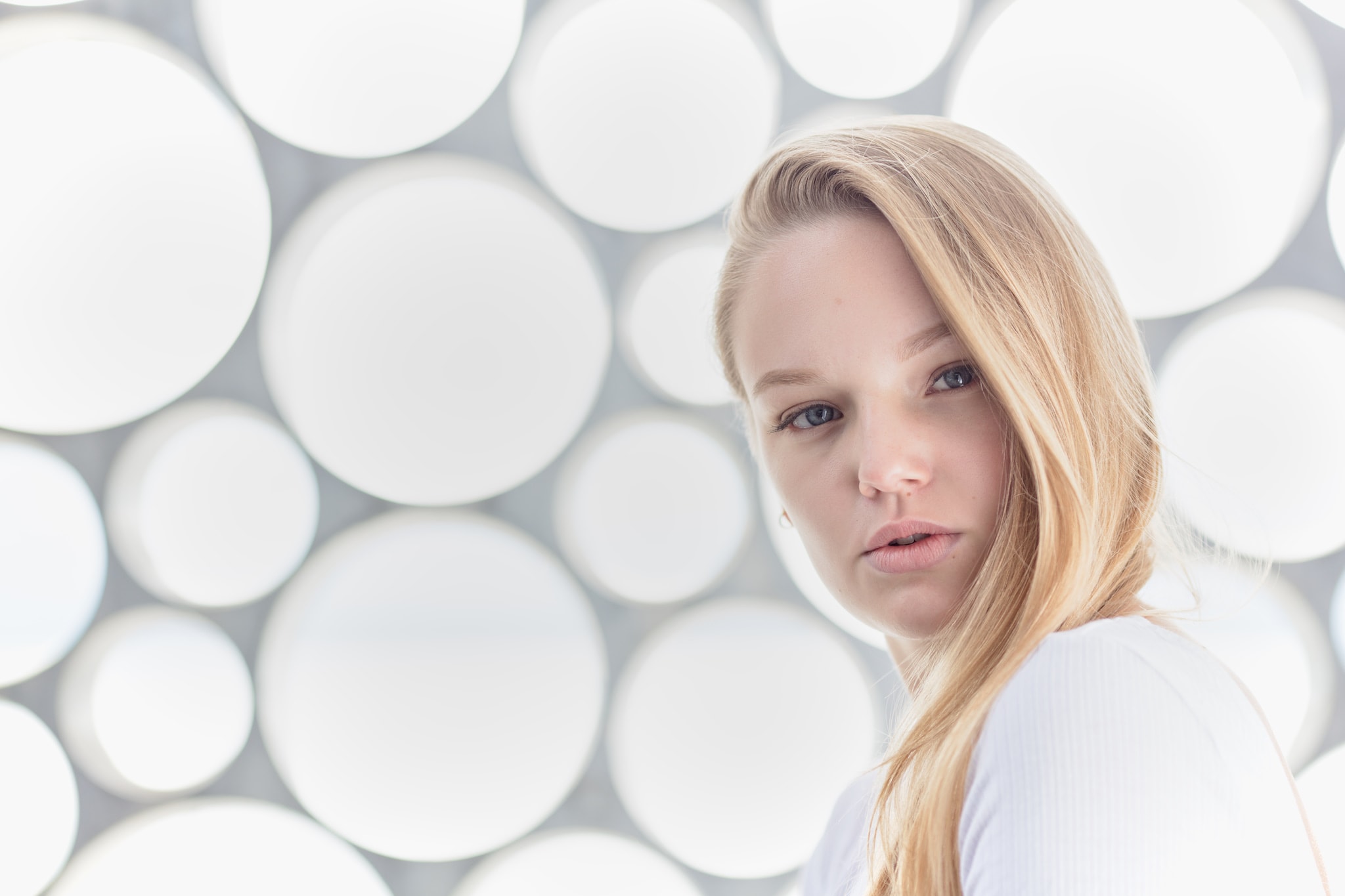 Kristian Dill Photographe Portrait Corporate Femme Blonde Douceur Rond