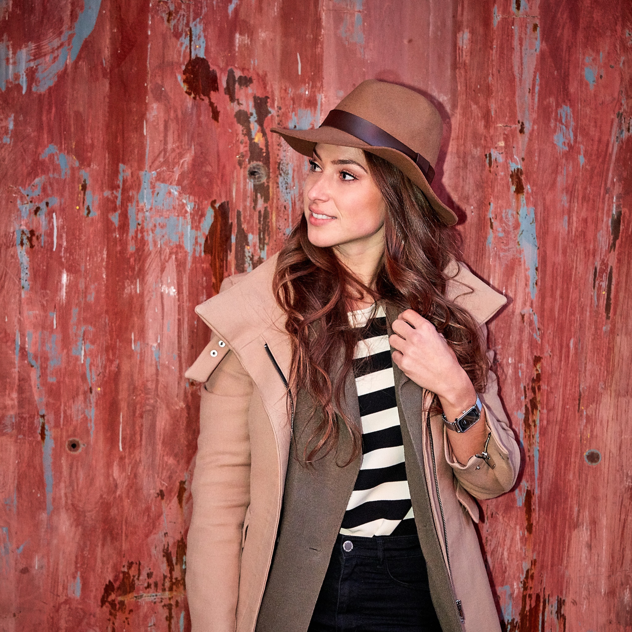 Kristian Dill Photographe Portrait Corporate Femme Chapeau Sourire Rouille Brun