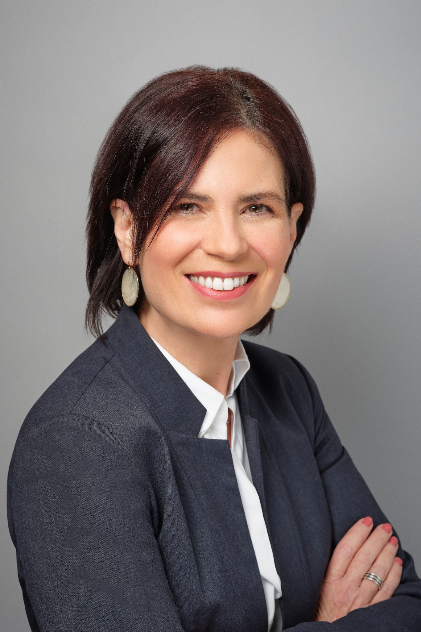 Kristian Dill Photographe Portrait Corporate Femme Studio Brune Boucle Bague