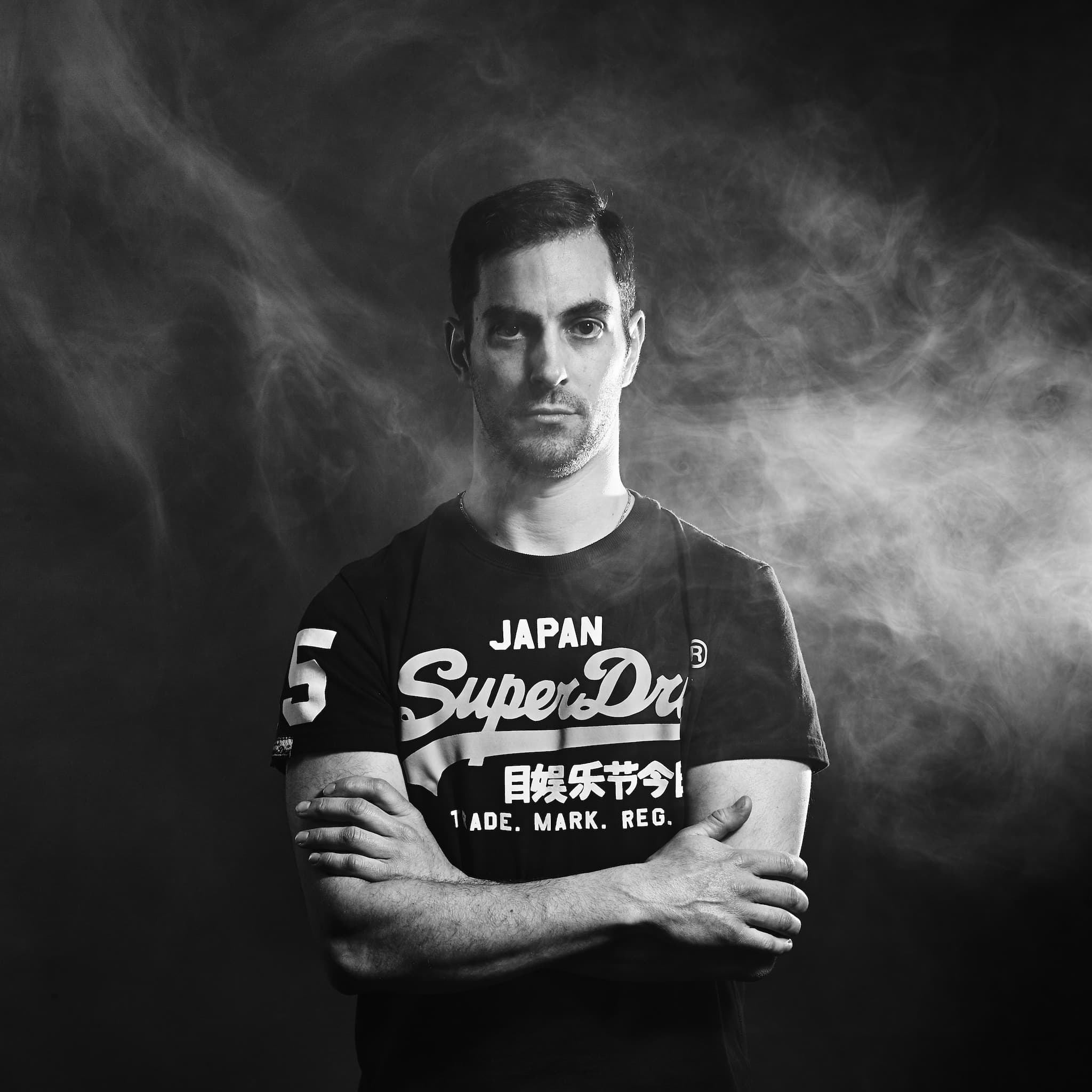 Kristian Dill Photographe Portrait Corporate Homme Bras Croise Fumee