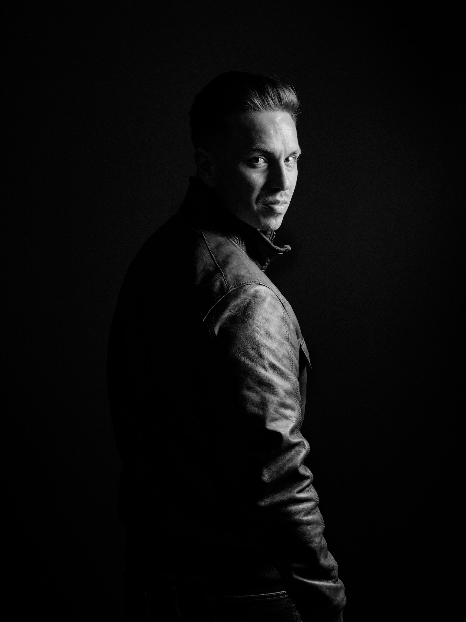 Kristian Dill Photographe Portrait Corporate Homme Studio Comedien Artiste Clair Obscur Veste Cuir Noir