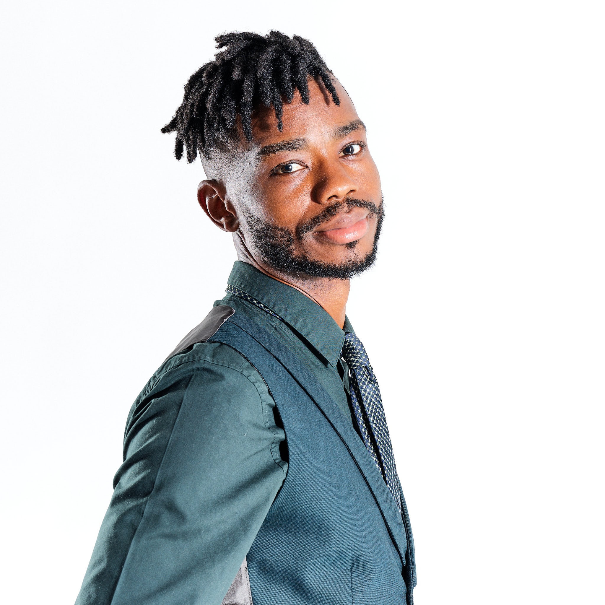 Kristian Dill Photographe Portrait Corporate Homme Studio Gilet Cravate Bleu