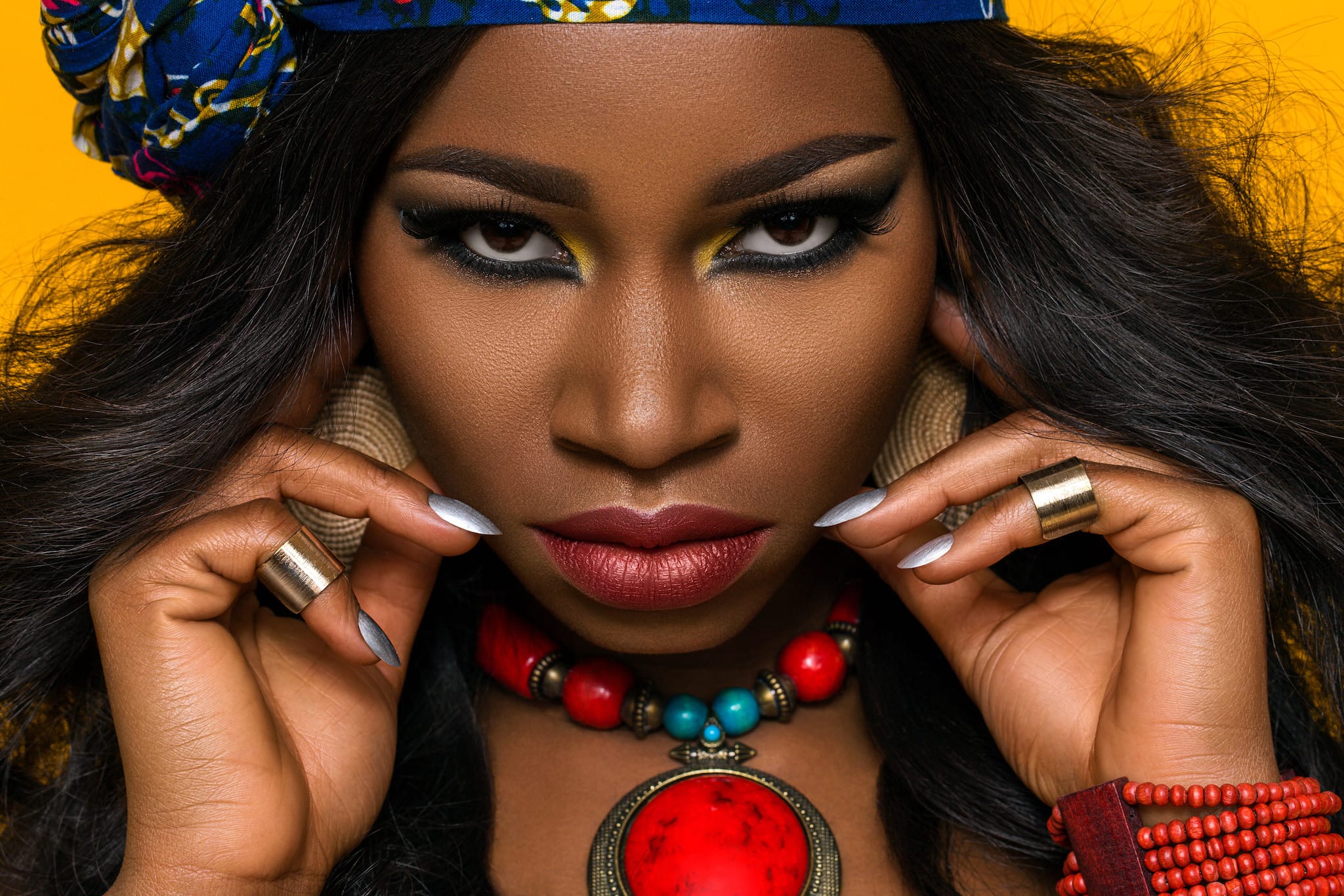 Kristian Dill Photographe Portrait Fashion Beauty MakeUp Africaine Femme Couleur Rouge Jaune Bleu
