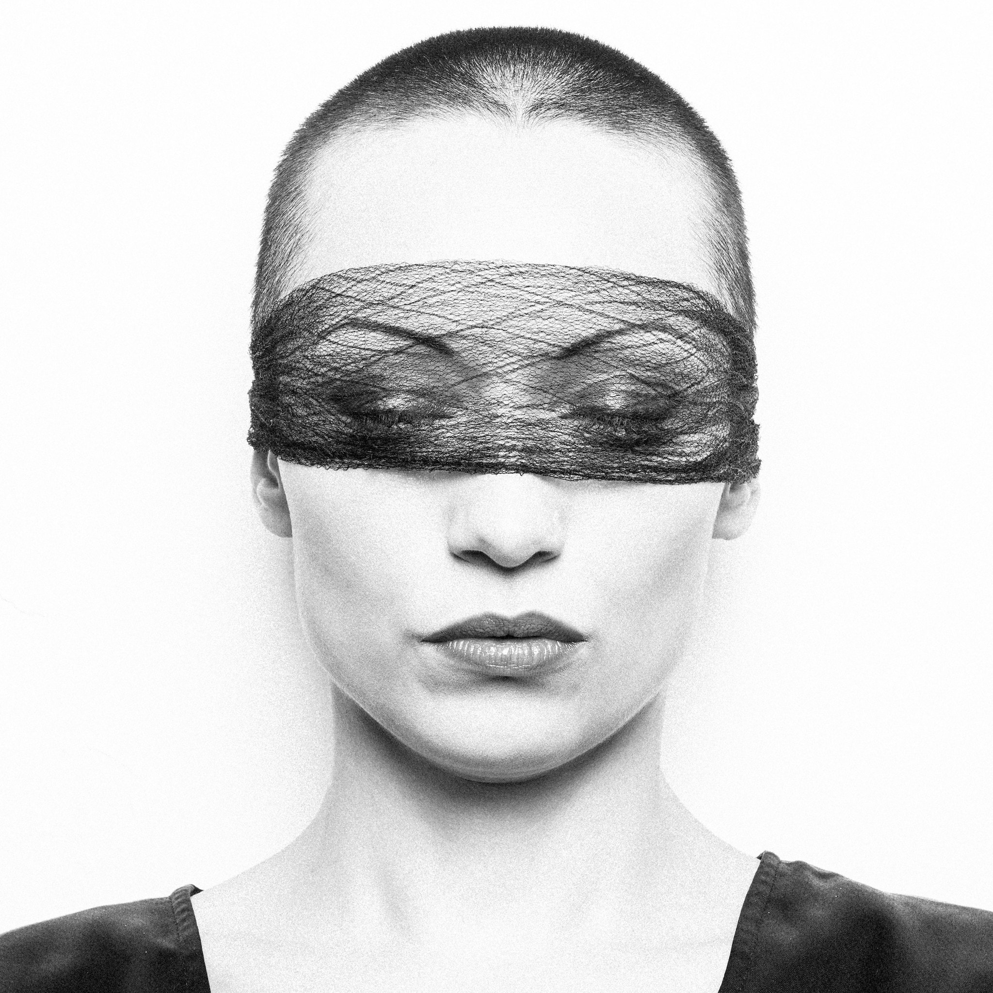 Kristian Dill Photographe Portrait Femme Bandeau Voile Cheveux Rases