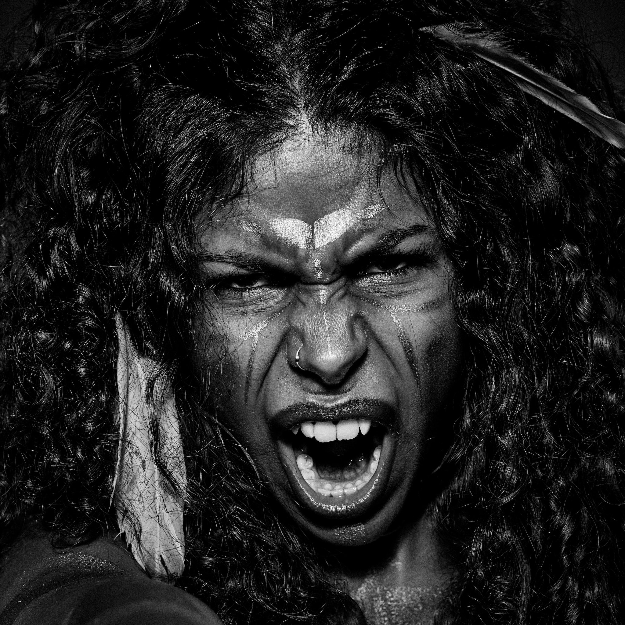 Kristian Dill Photographe Portrait Femme Guerriere Cri Lionne Plume