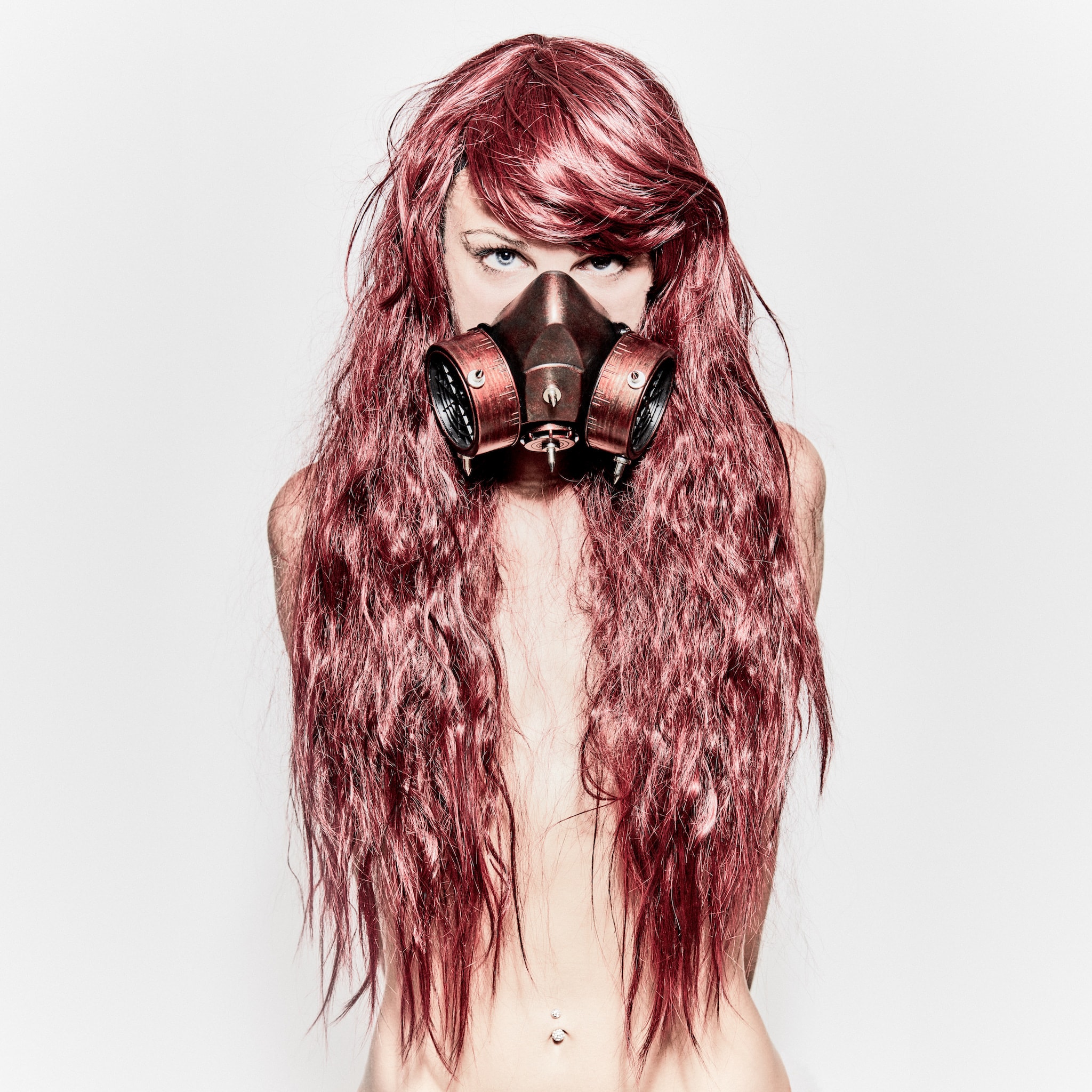 Kristian Dill Photographe Portrait Femme Nu Cheveux Auburn Roux Masque SteamPunk Concepturel