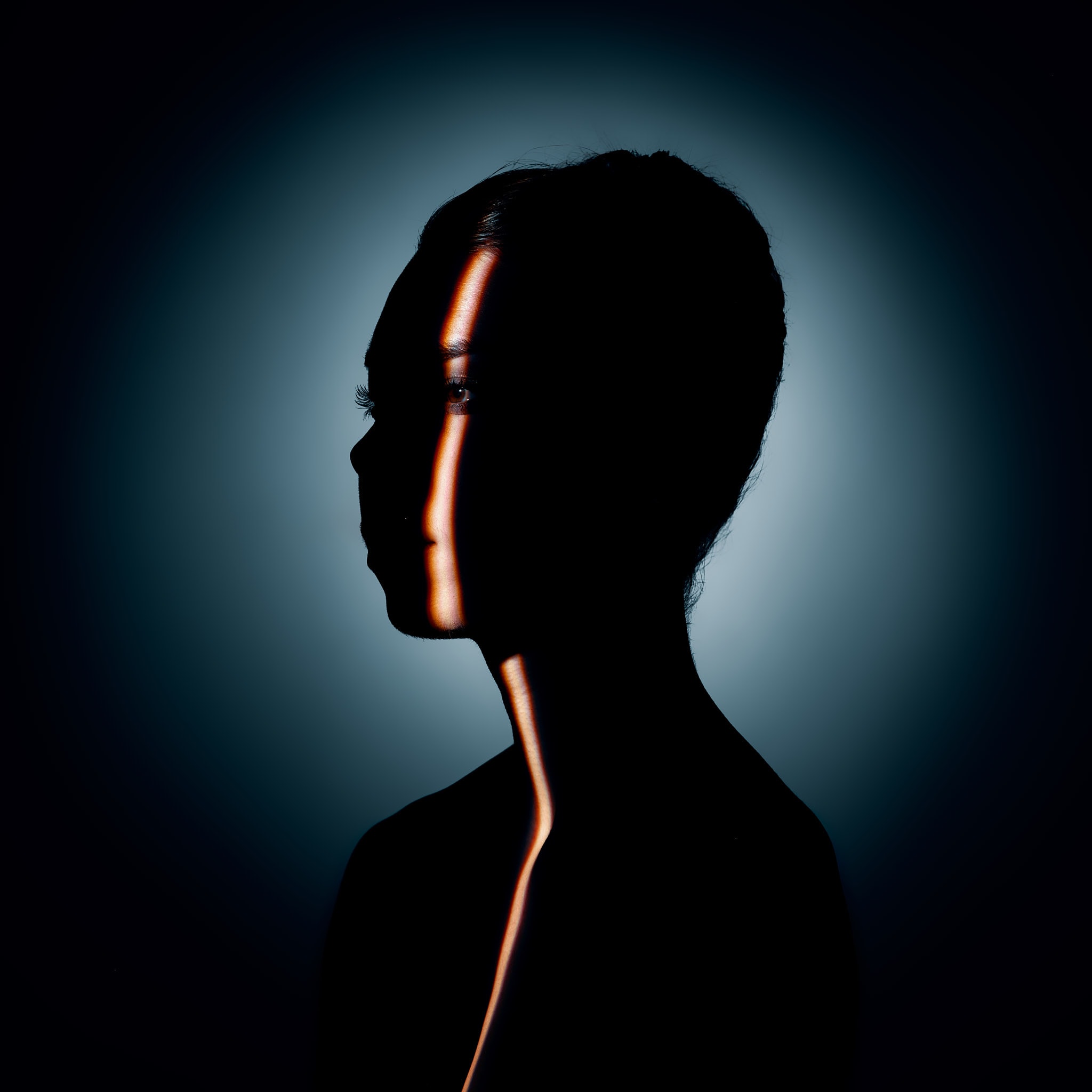 Kristian Dill Photographe Portrait Femme Rayon Lumiere Oeil Cyan