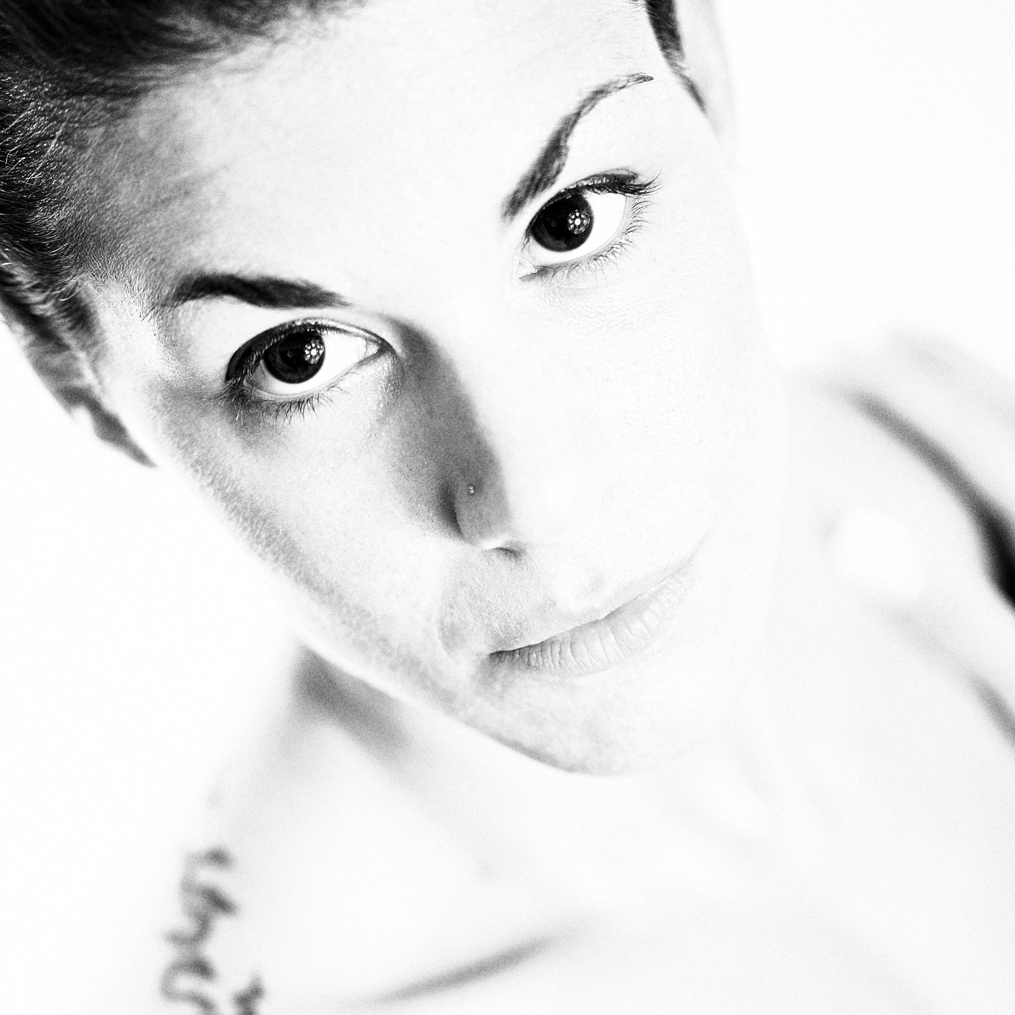 Kristian Dill Photographe Portrait Femme Yeux Innocent Candide Piercing Tatouage Noir Reflet