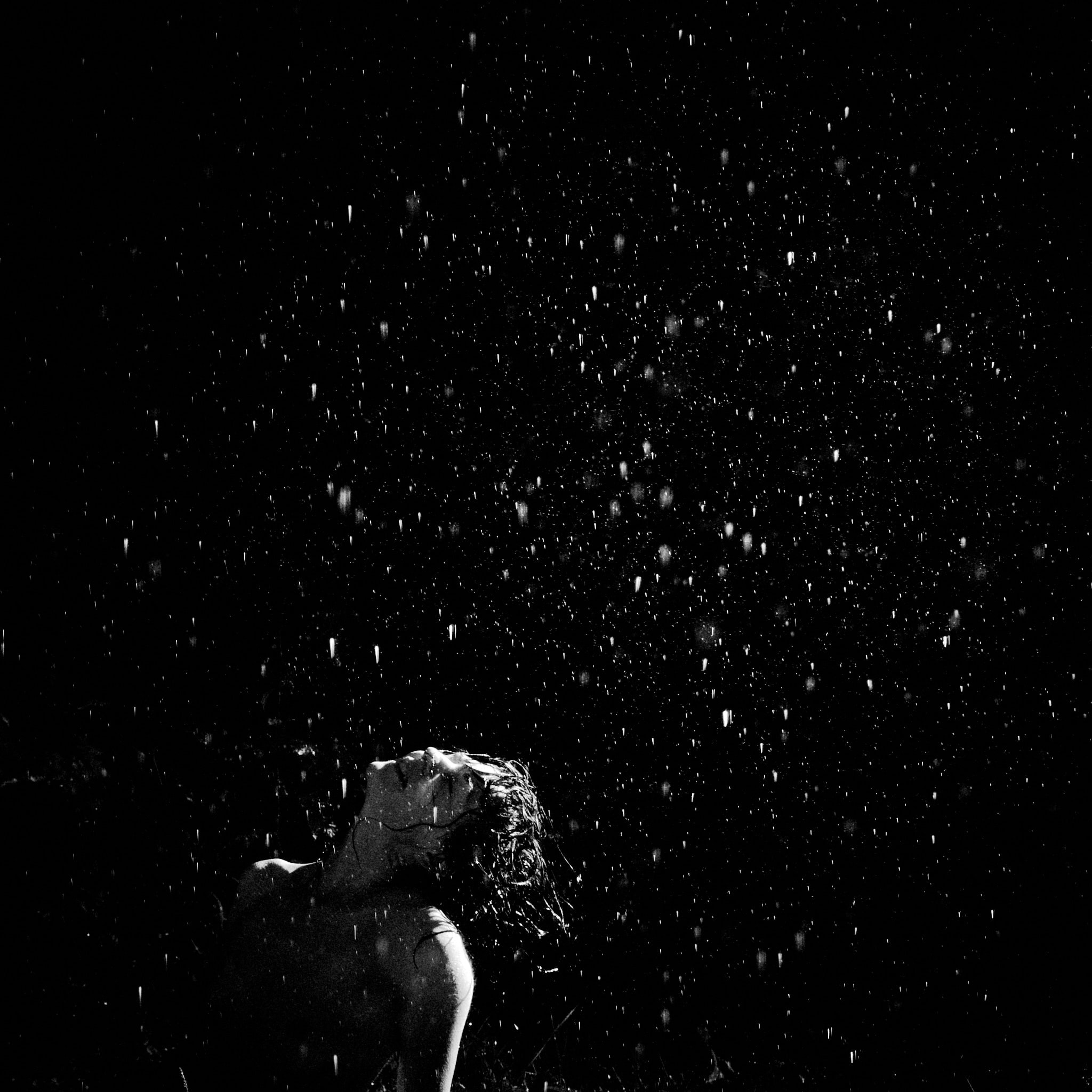 Kristian Dill Photographe Portrait Pluie Goutte Eau LowKey Clair Obscur