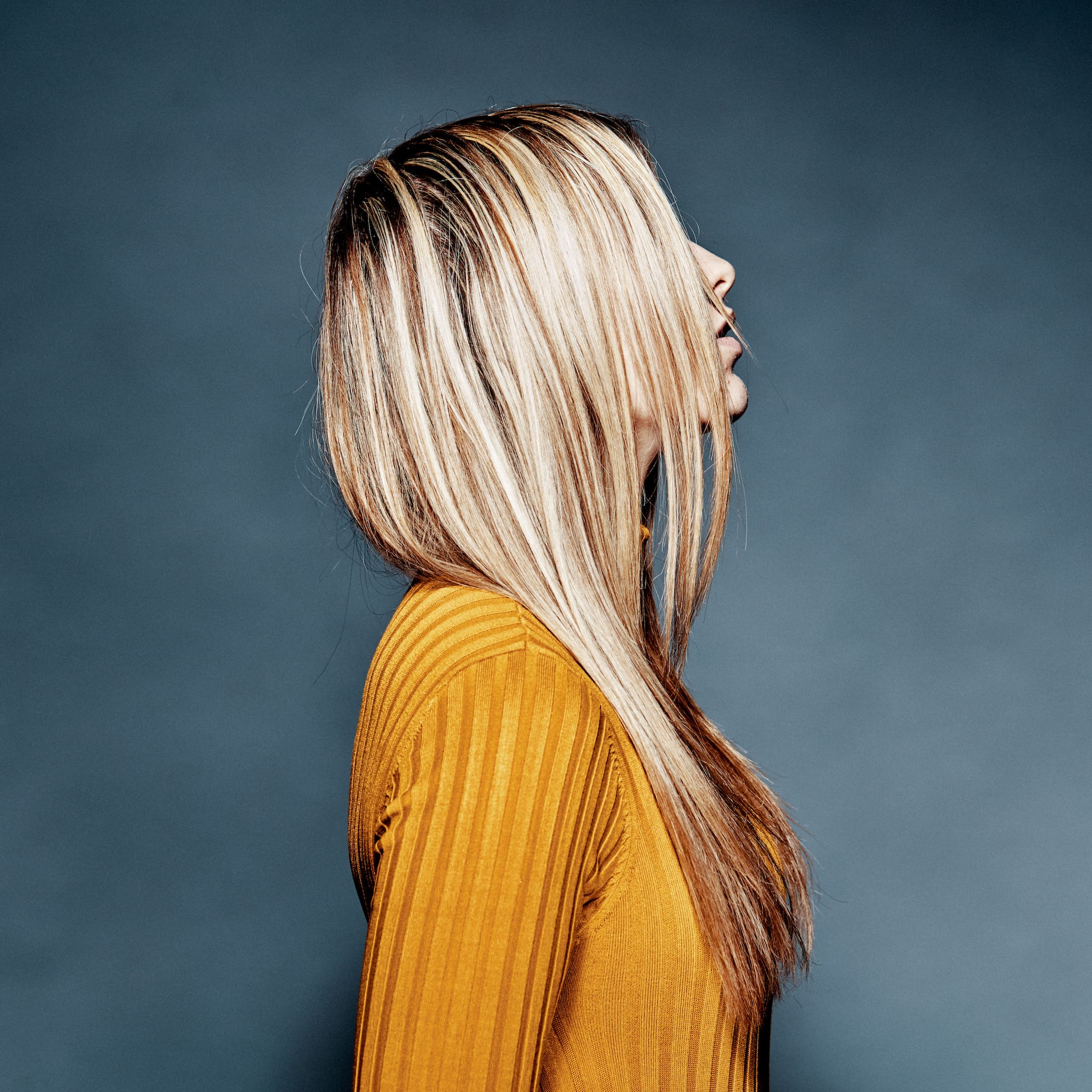 Kristian Dill Photographe Portrait Profil Blonde Pull Jaune Bleu Cyan