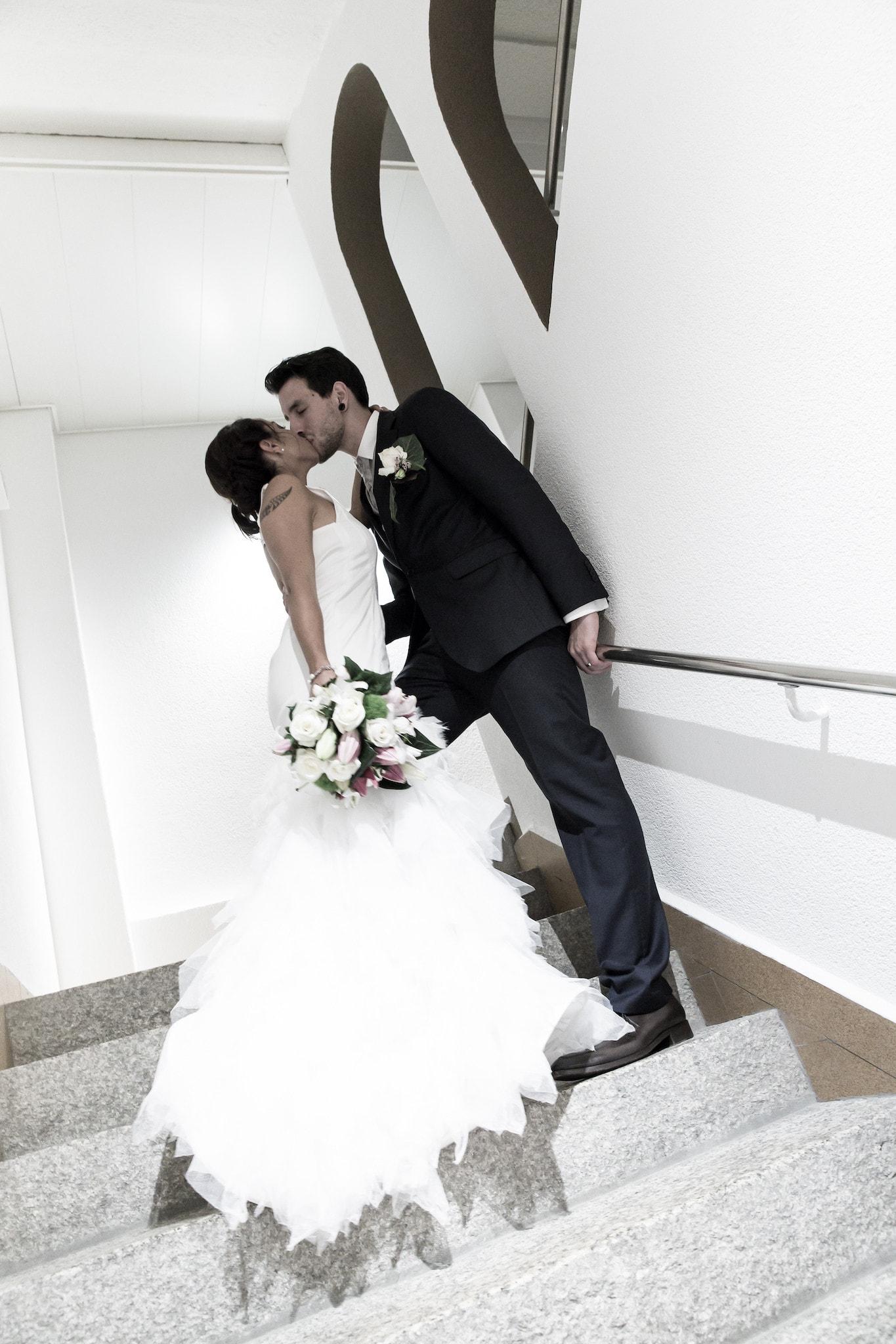Kristian Dill Photographe Mariage Wedding Baiser Escalier
