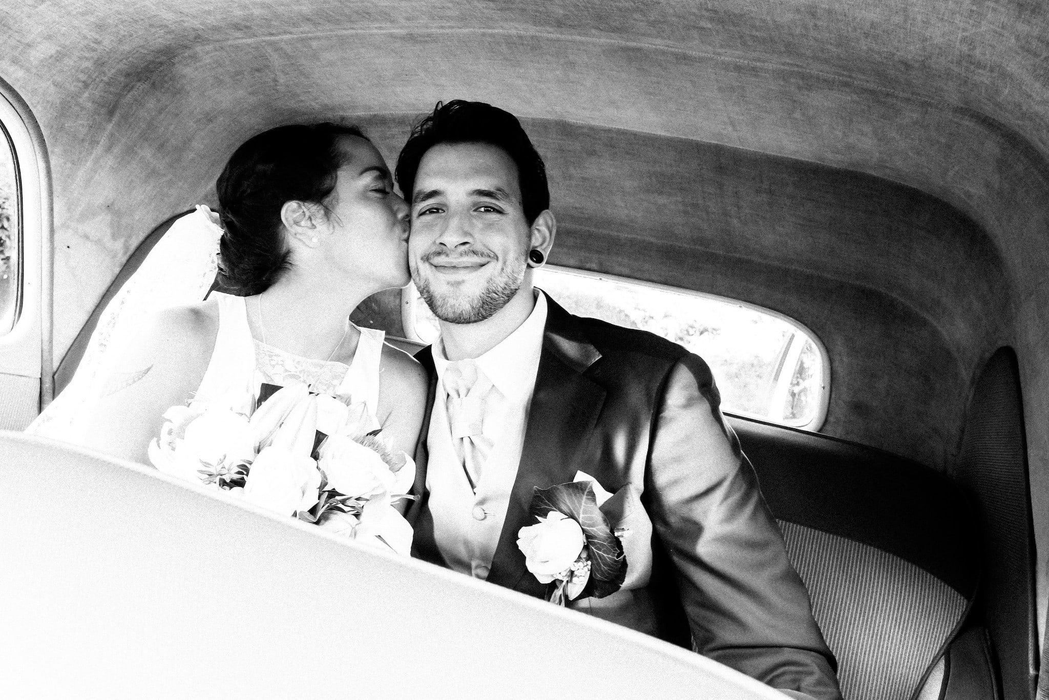 Kristian Dill Photographe Mariage Wedding Baiser Voiture Vintage